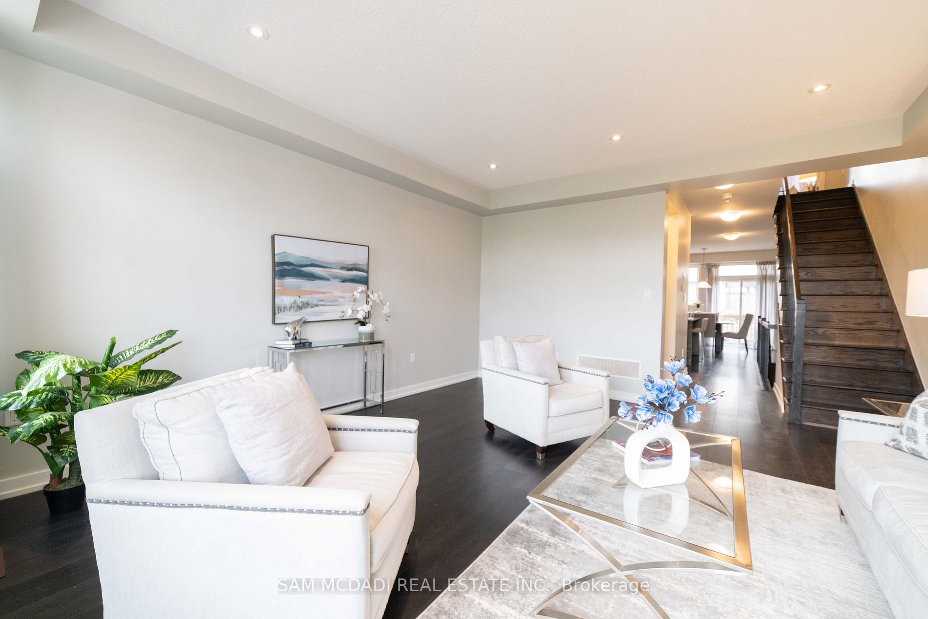 220 Squire Crescent