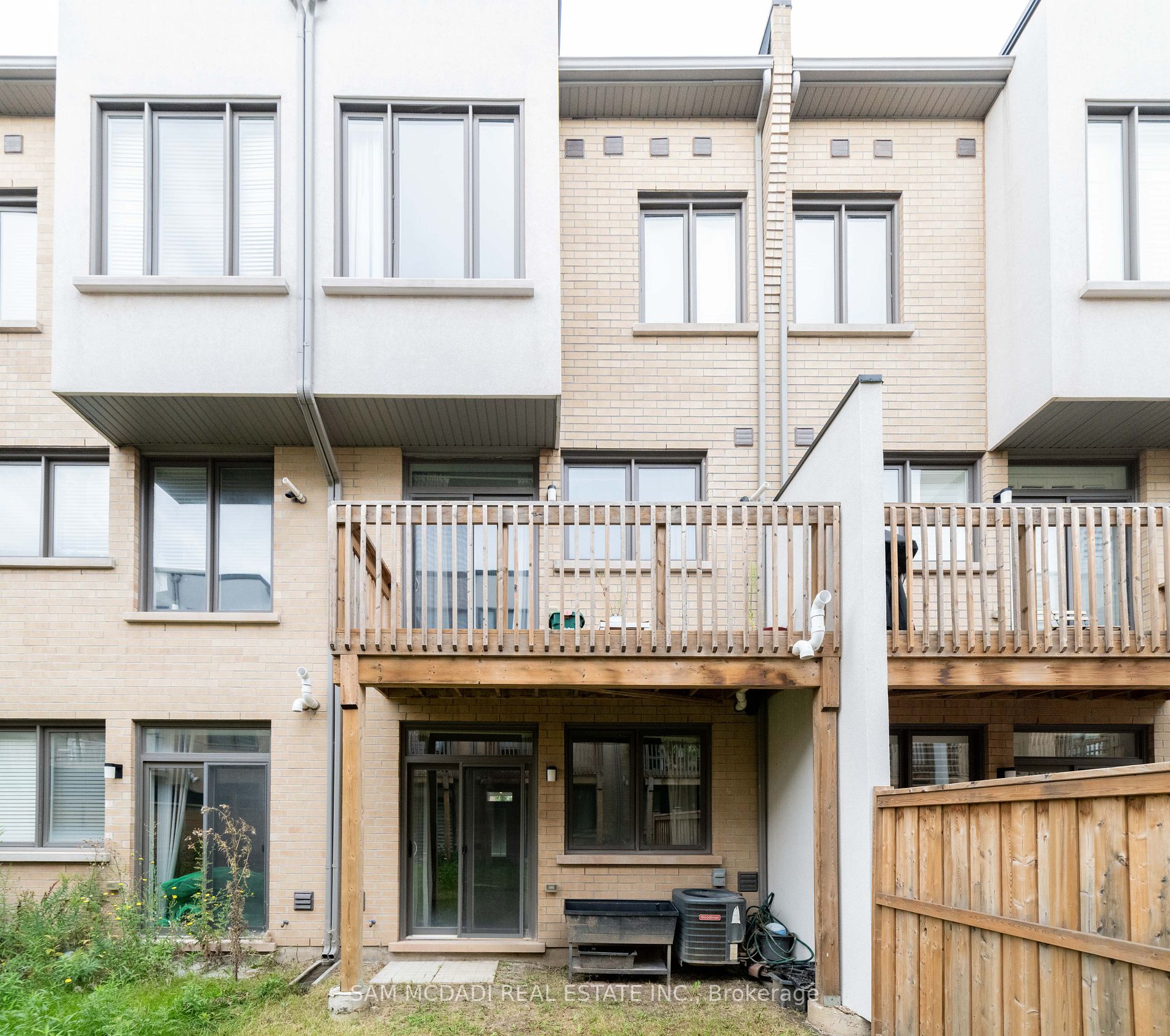 220 Squire Crescent
