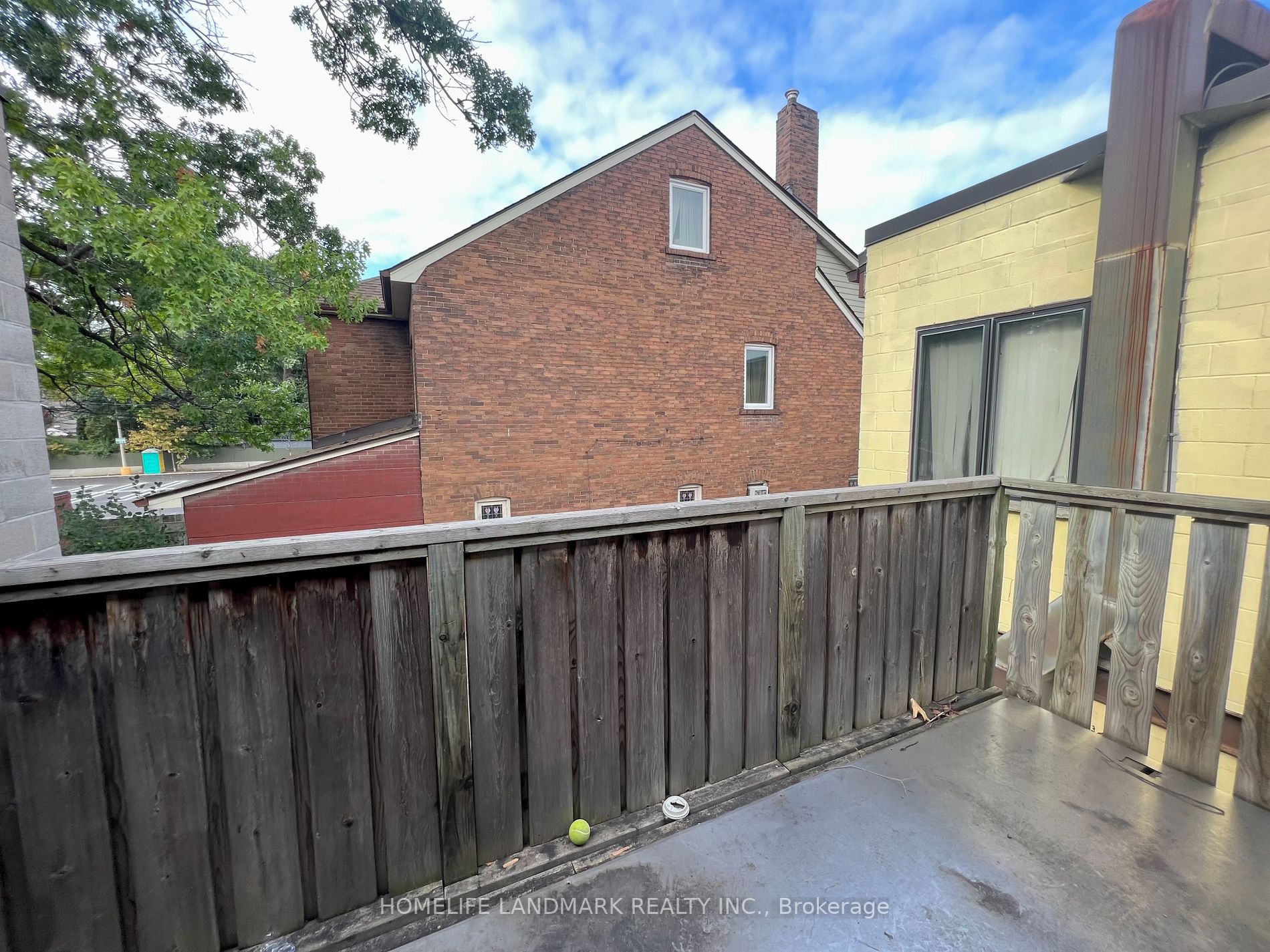 2374 Bloor St W