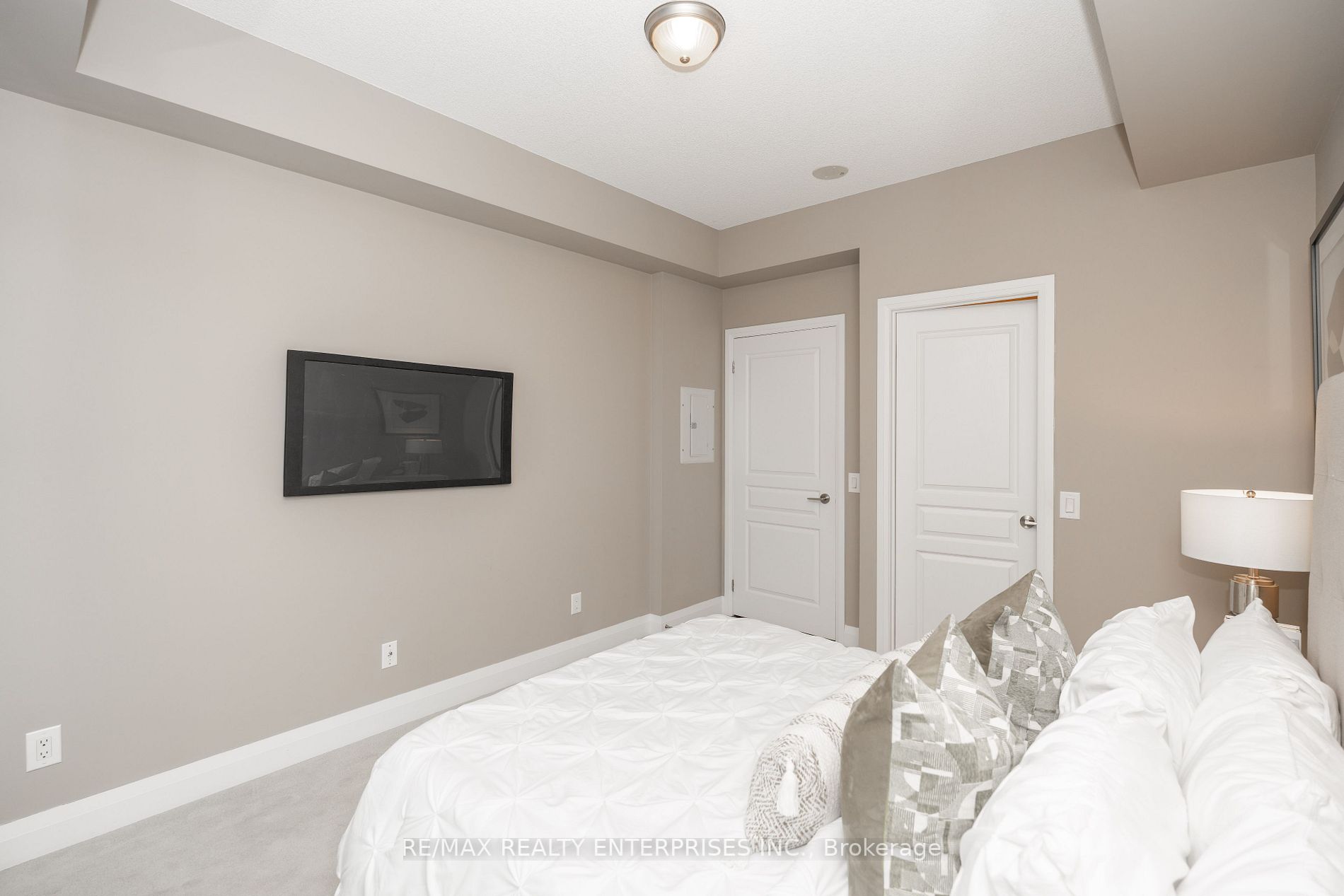 1 Hurontario St, #218