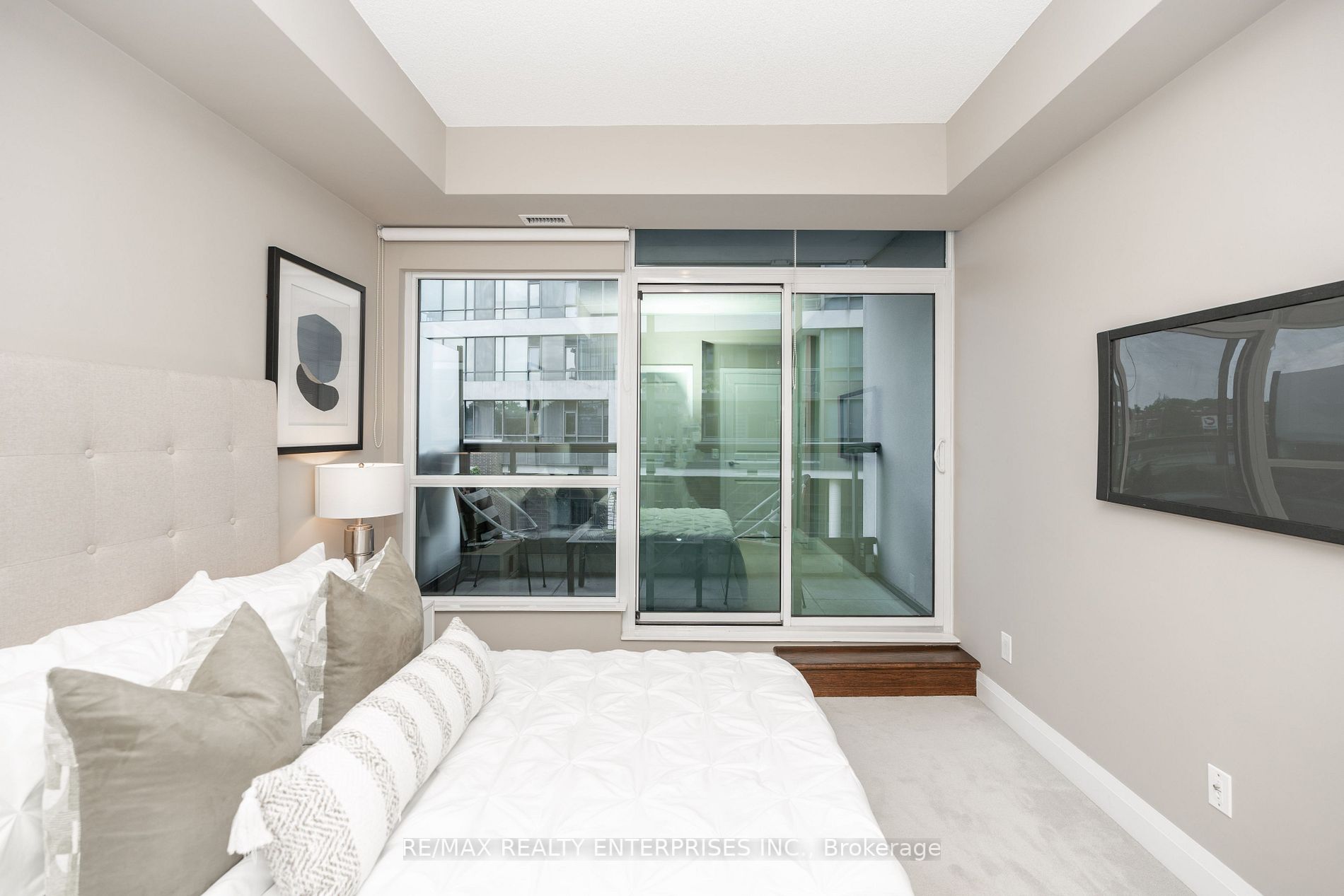 1 Hurontario St, #218