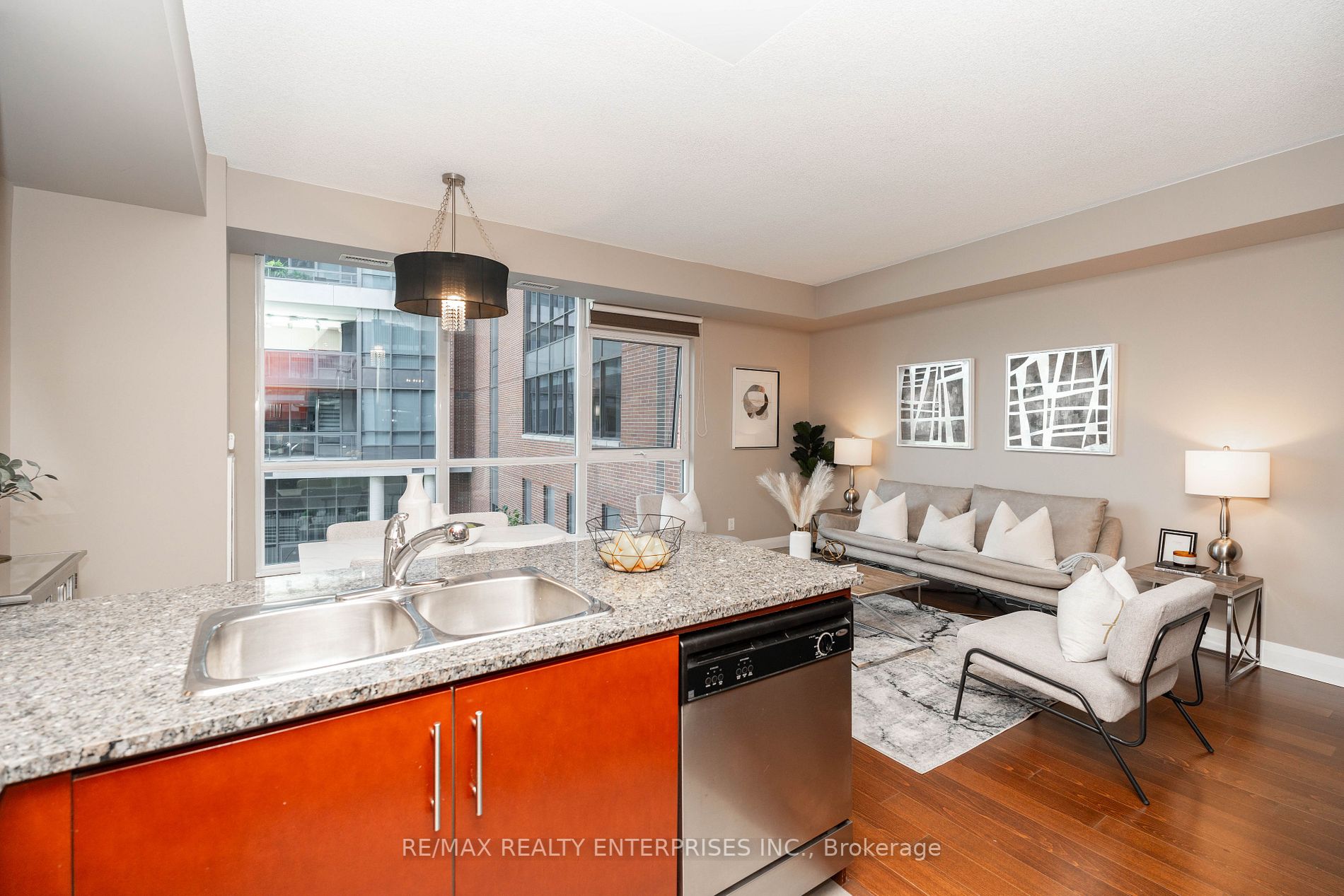 1 Hurontario St, #218