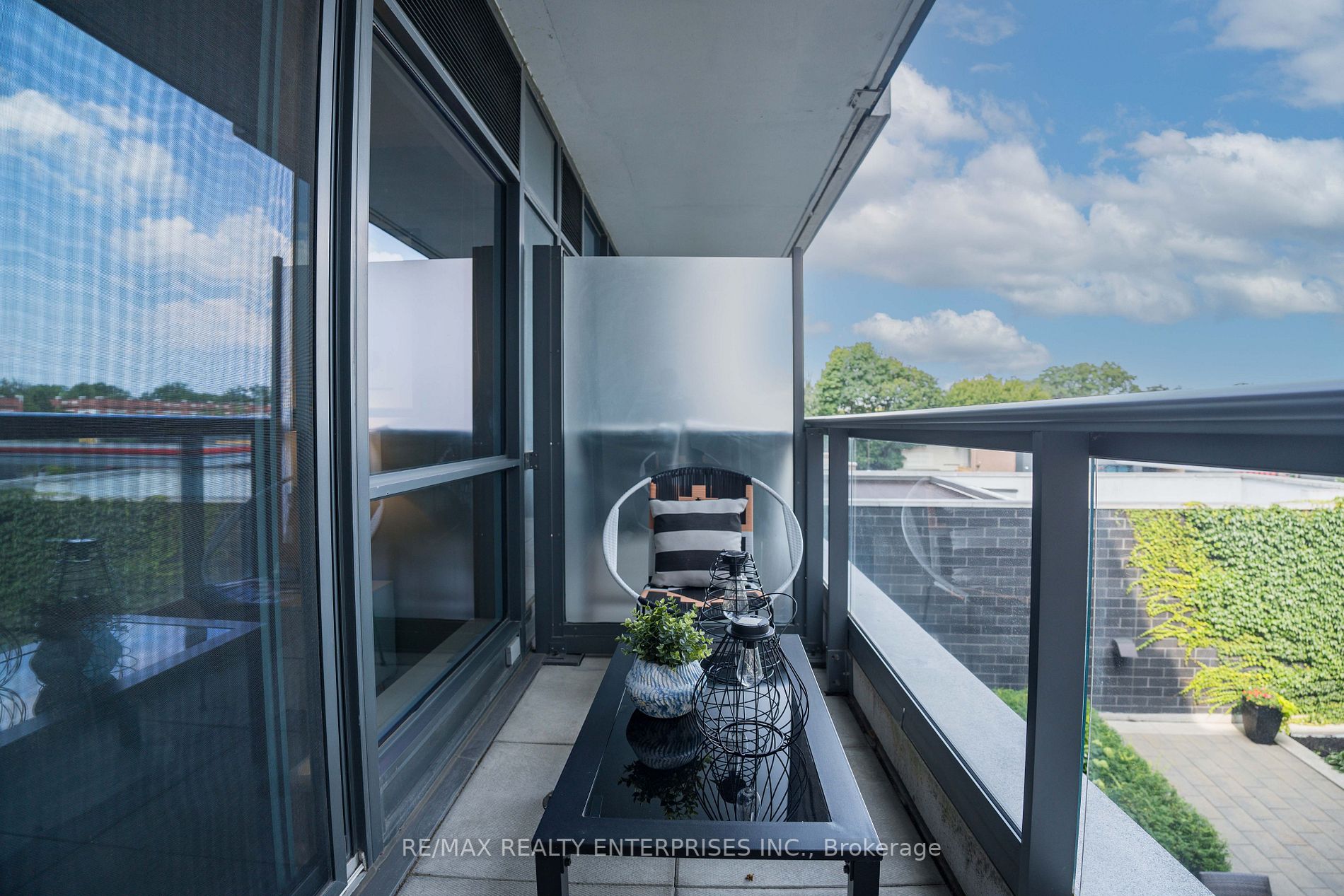 1 Hurontario St, #218