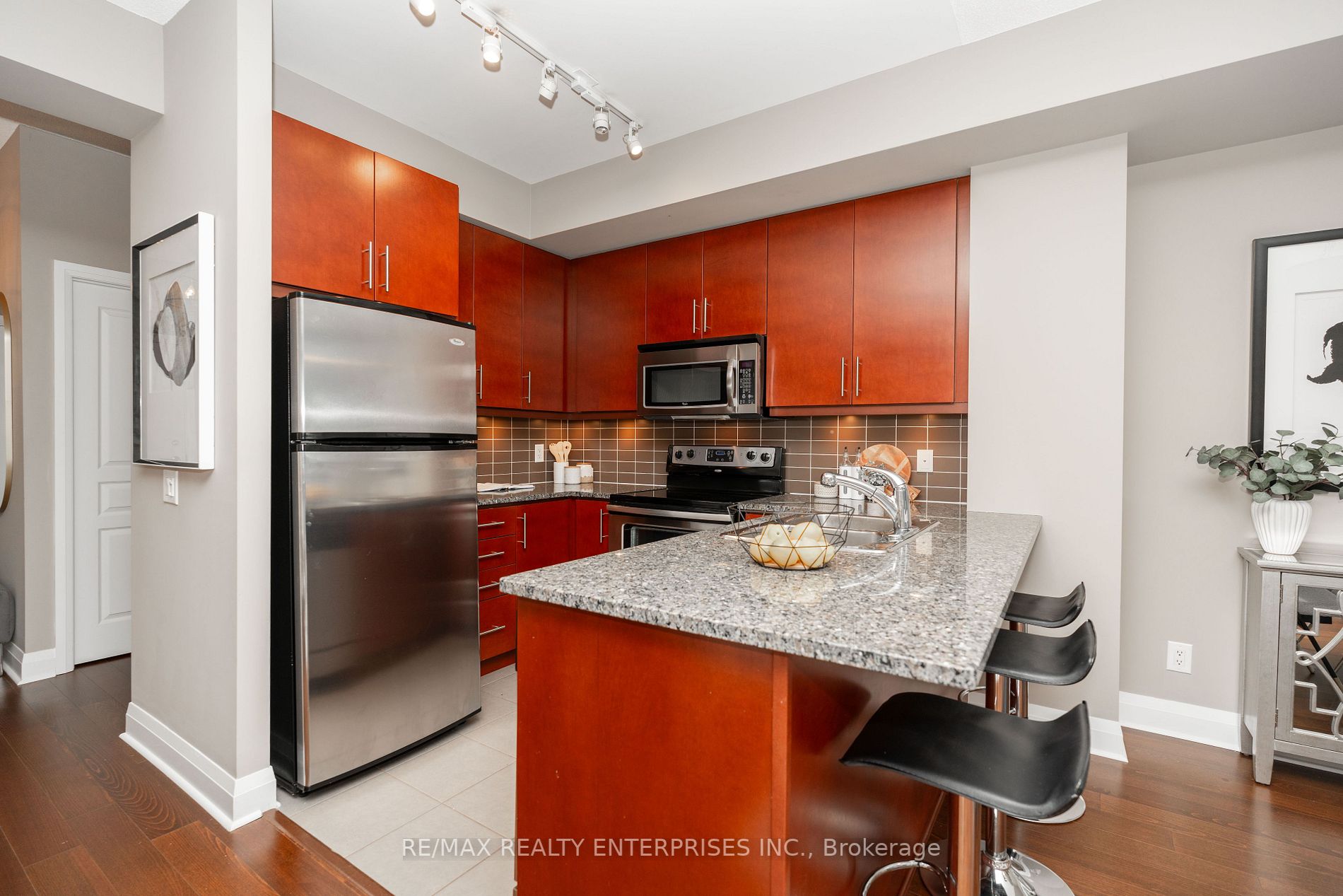 1 Hurontario St, #218