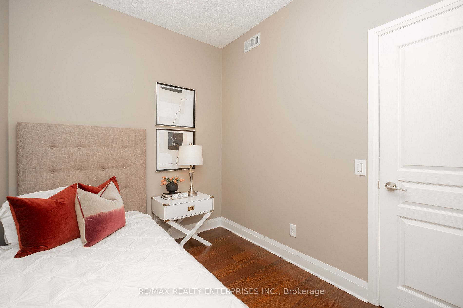 1 Hurontario St, #218