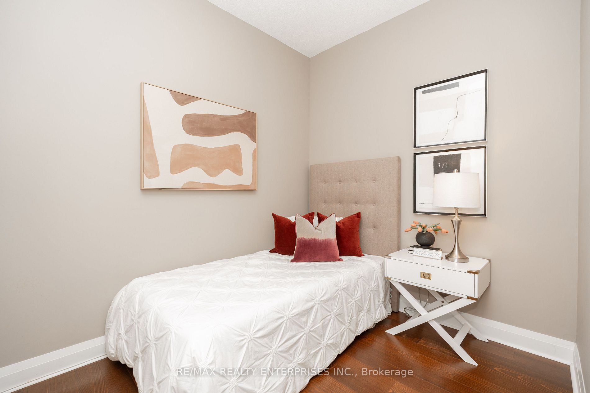 1 Hurontario St, #218