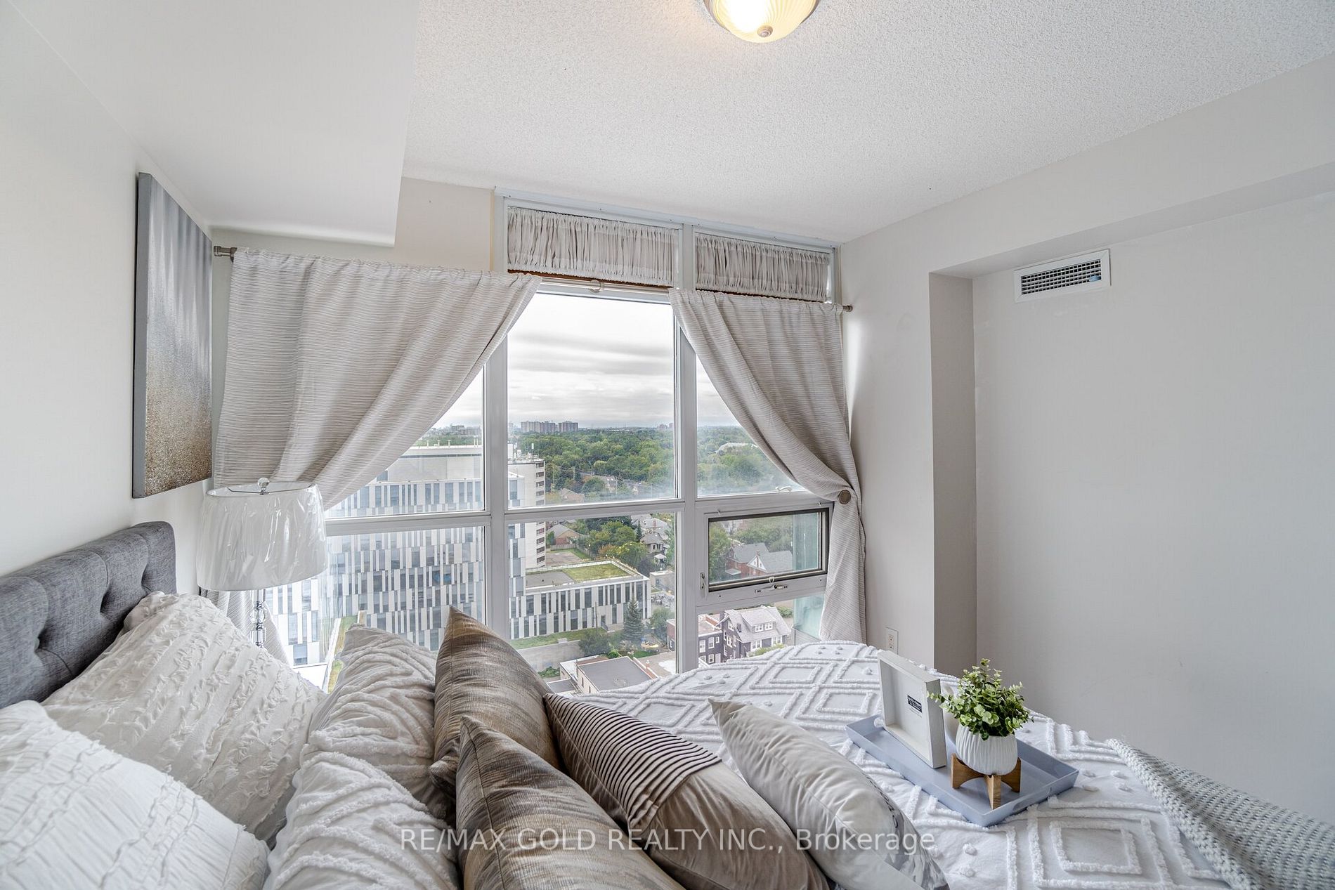 9 George St, #1608