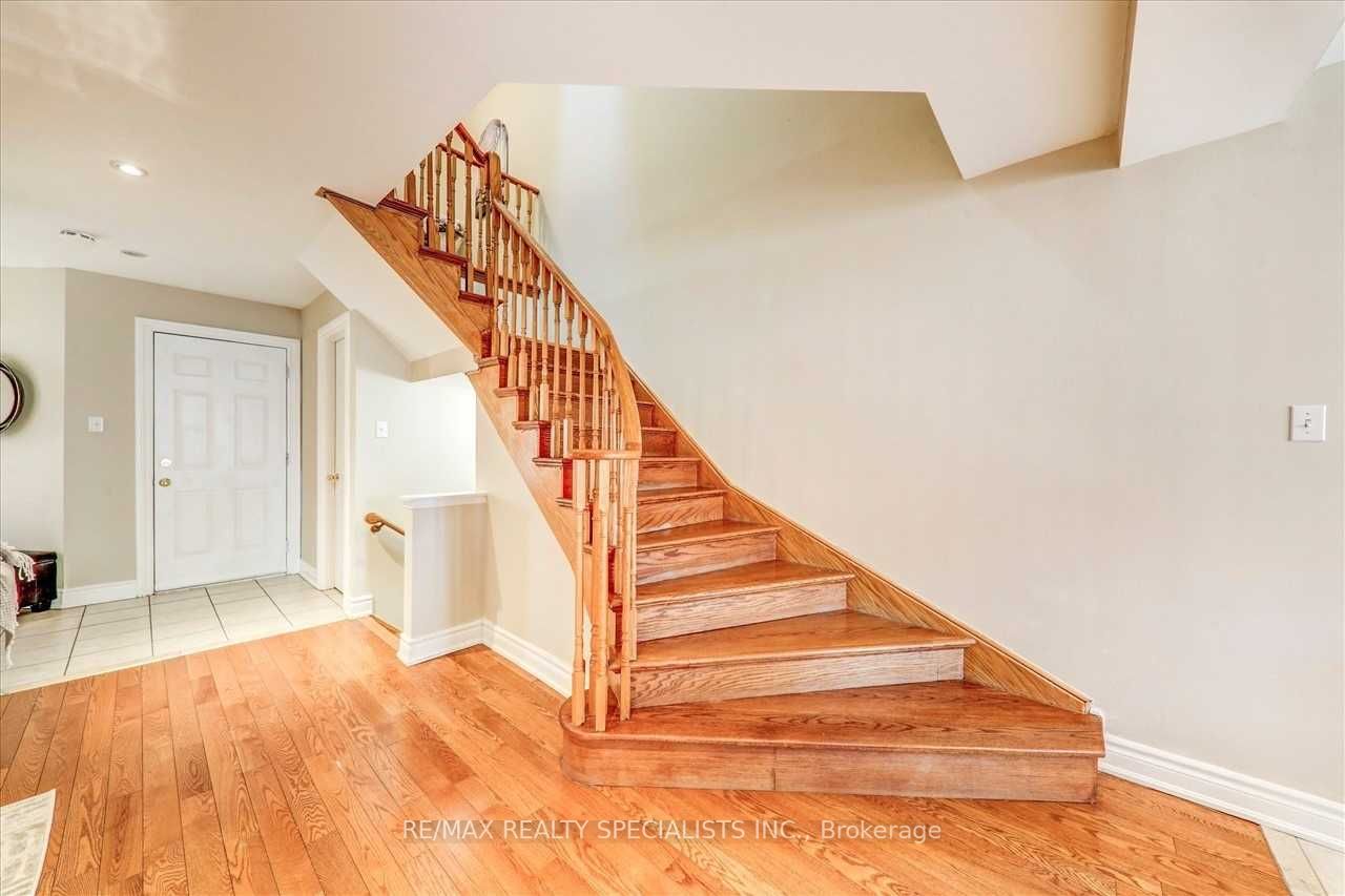 1062 Foxglove Pl, #Upper M
