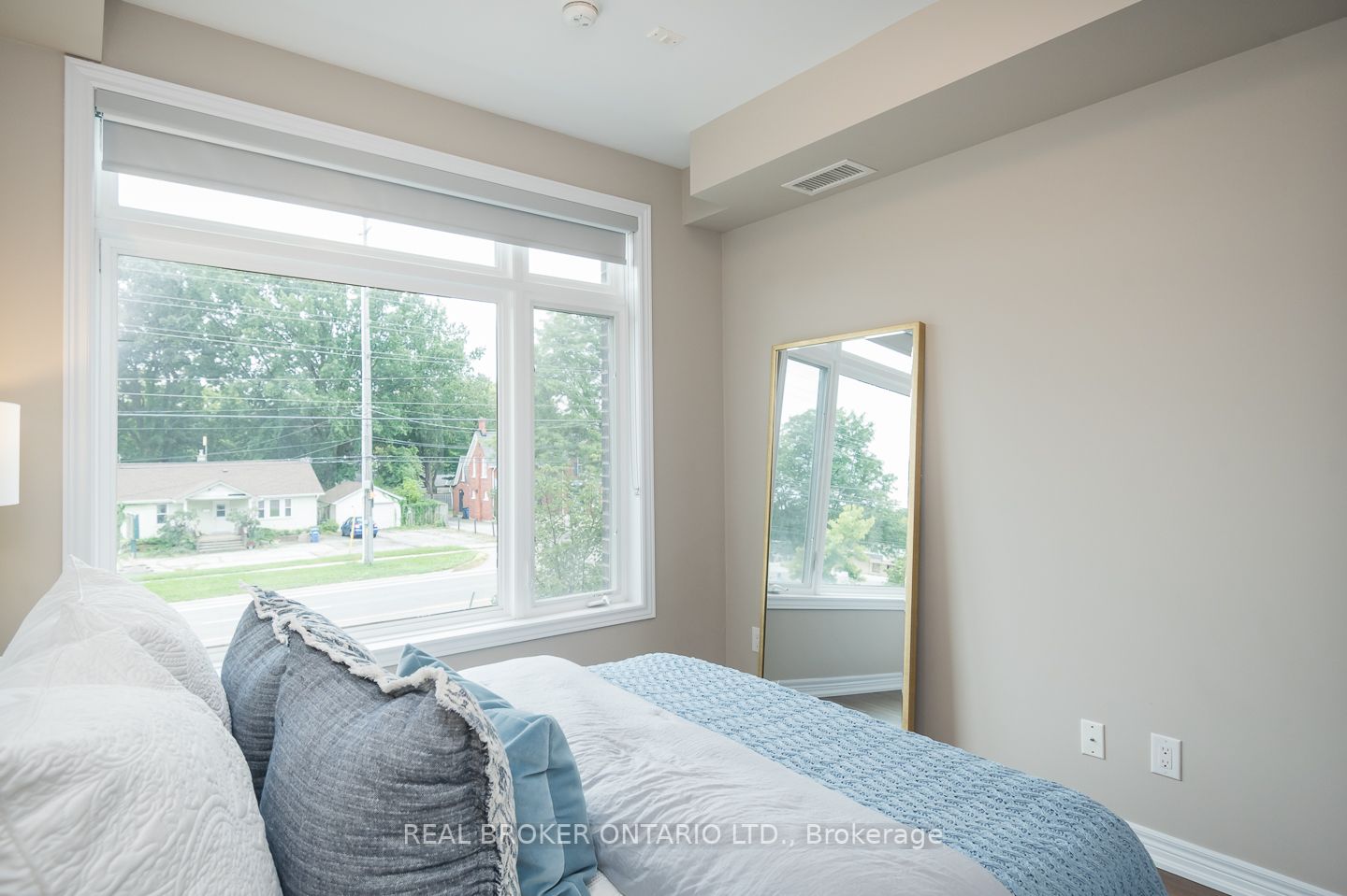 457 Plains Rd E, #208
