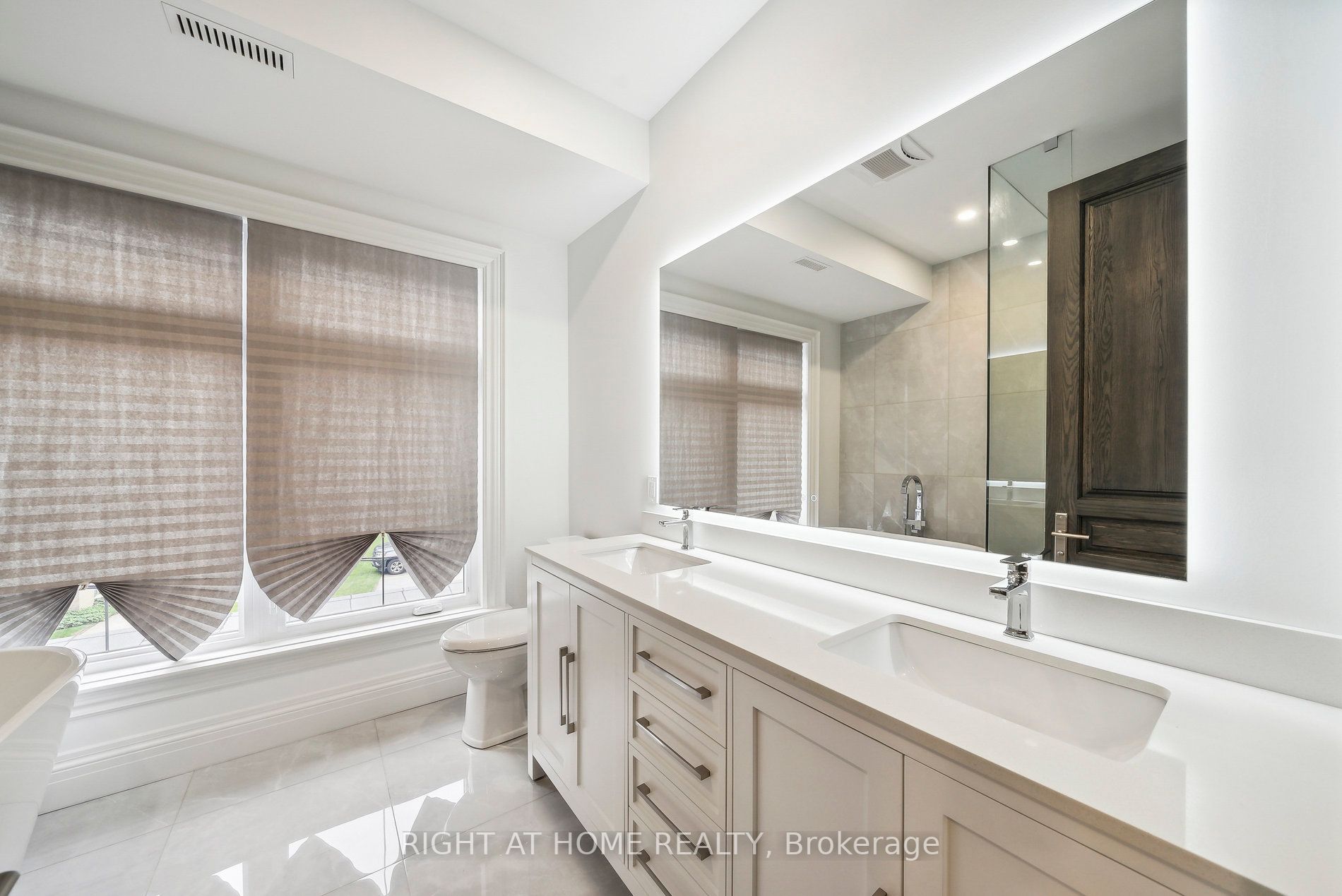 2409 Lakeshore Road