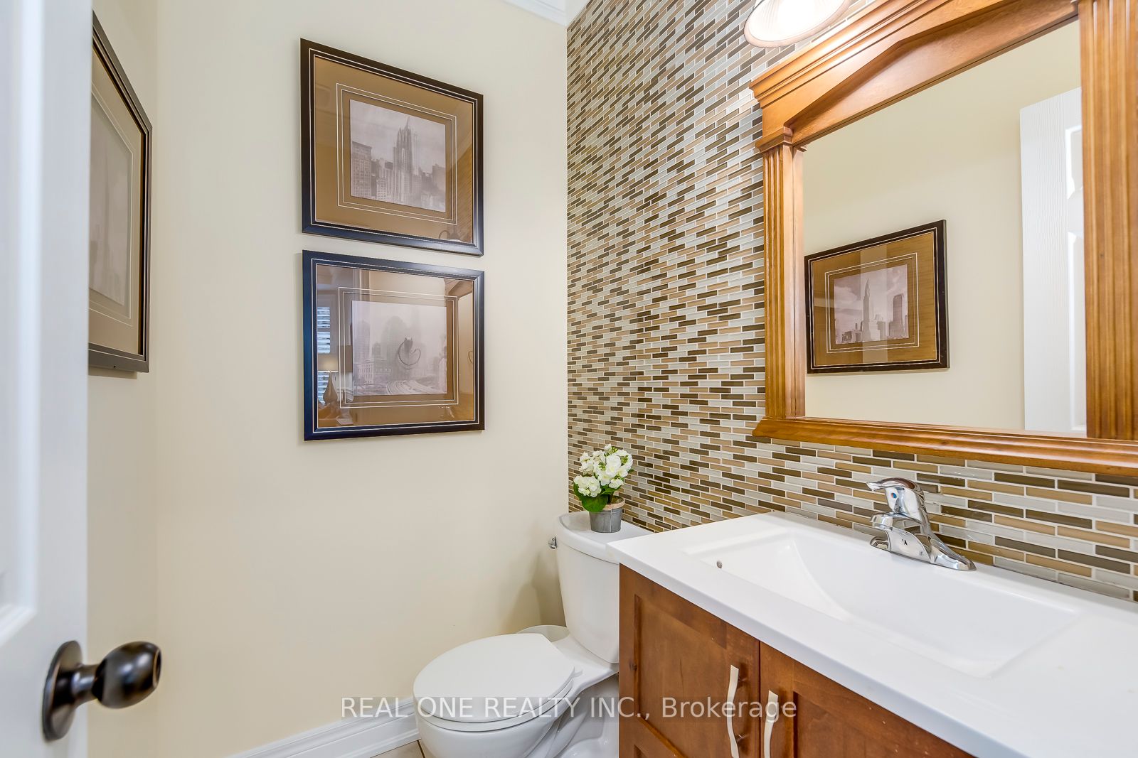 2242 Lyndhurst Dr