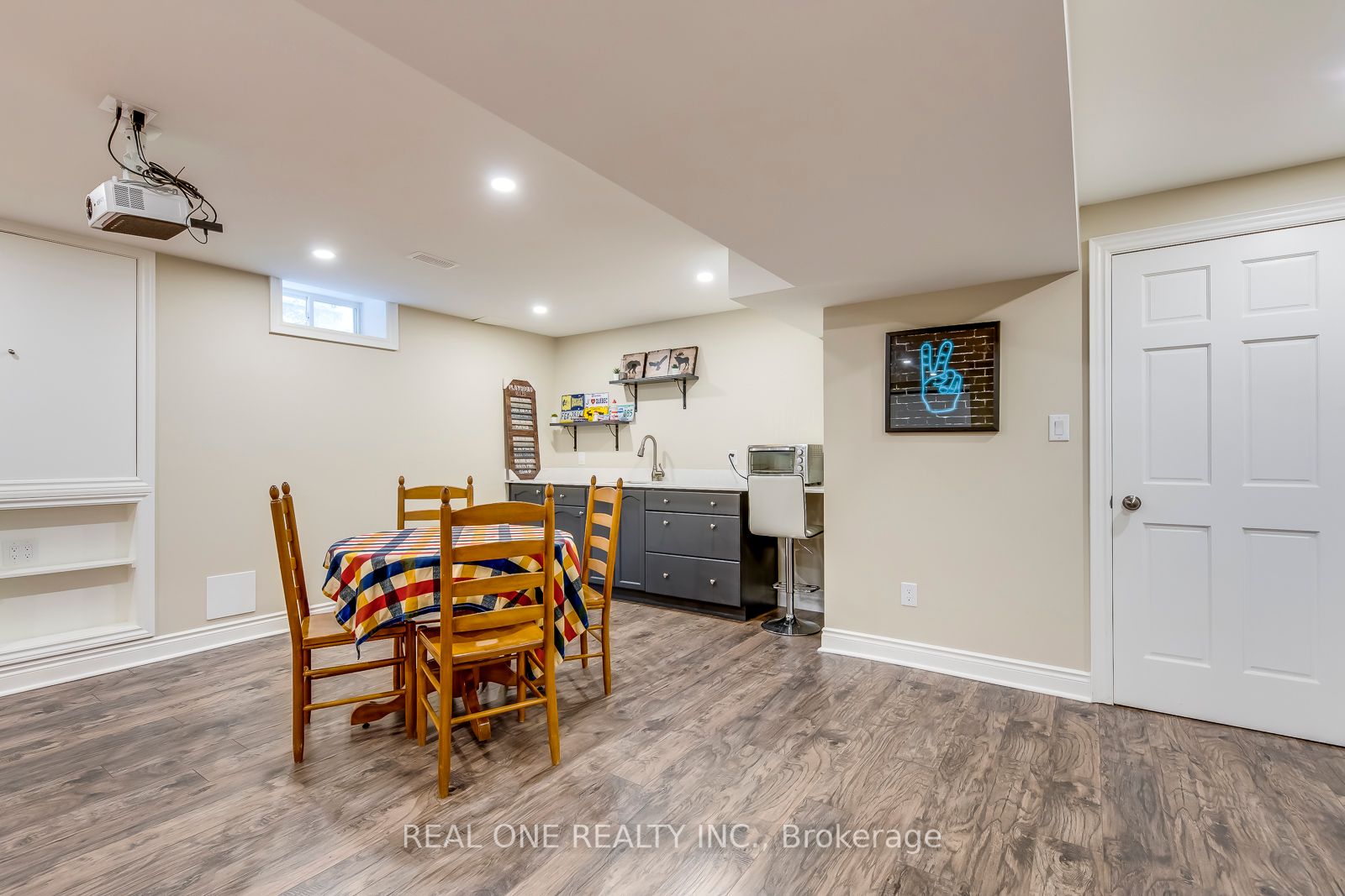 2242 Lyndhurst Dr