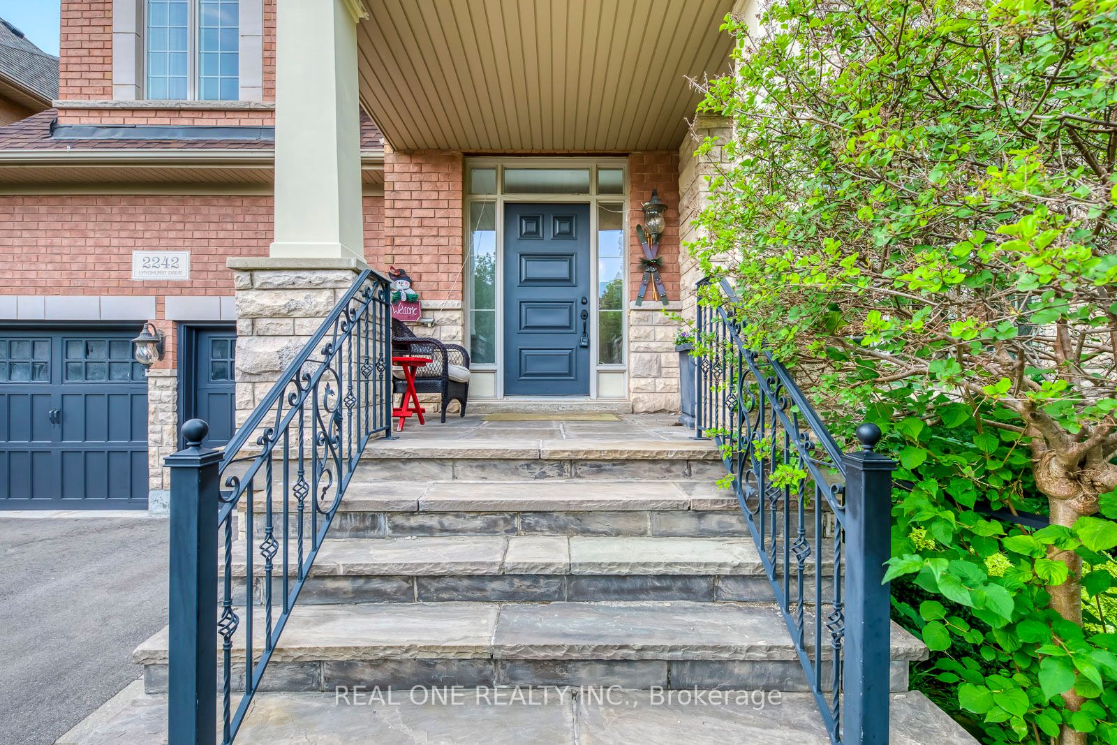2242 Lyndhurst Dr