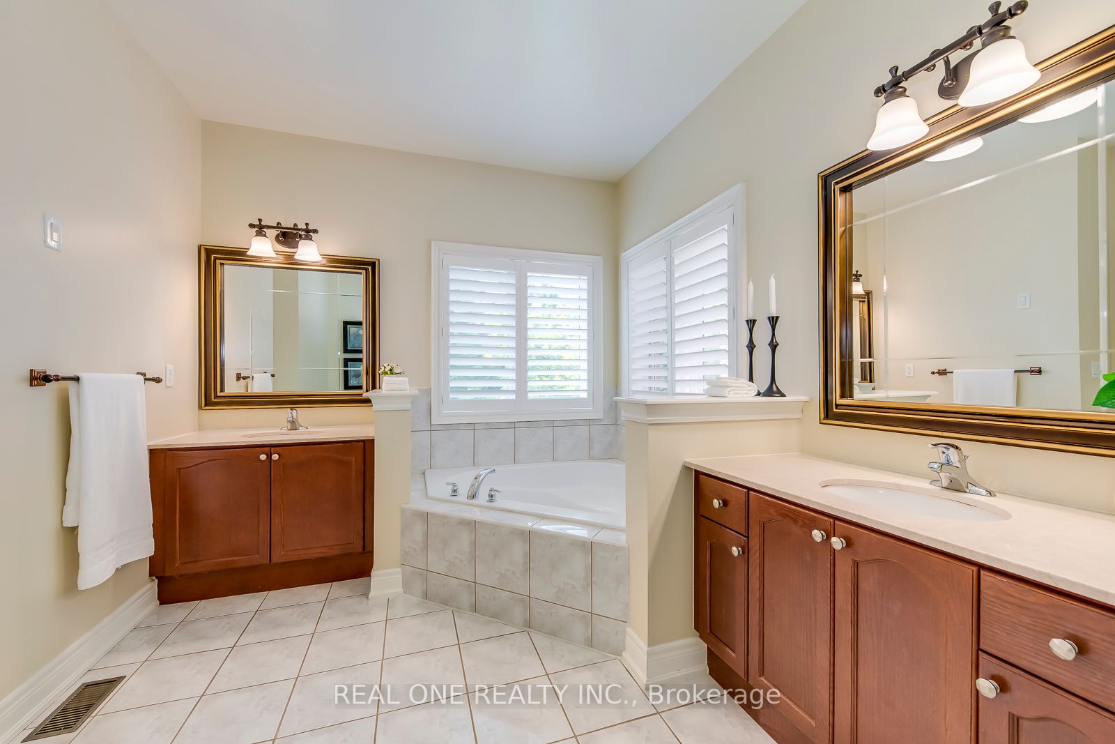 2242 Lyndhurst Dr