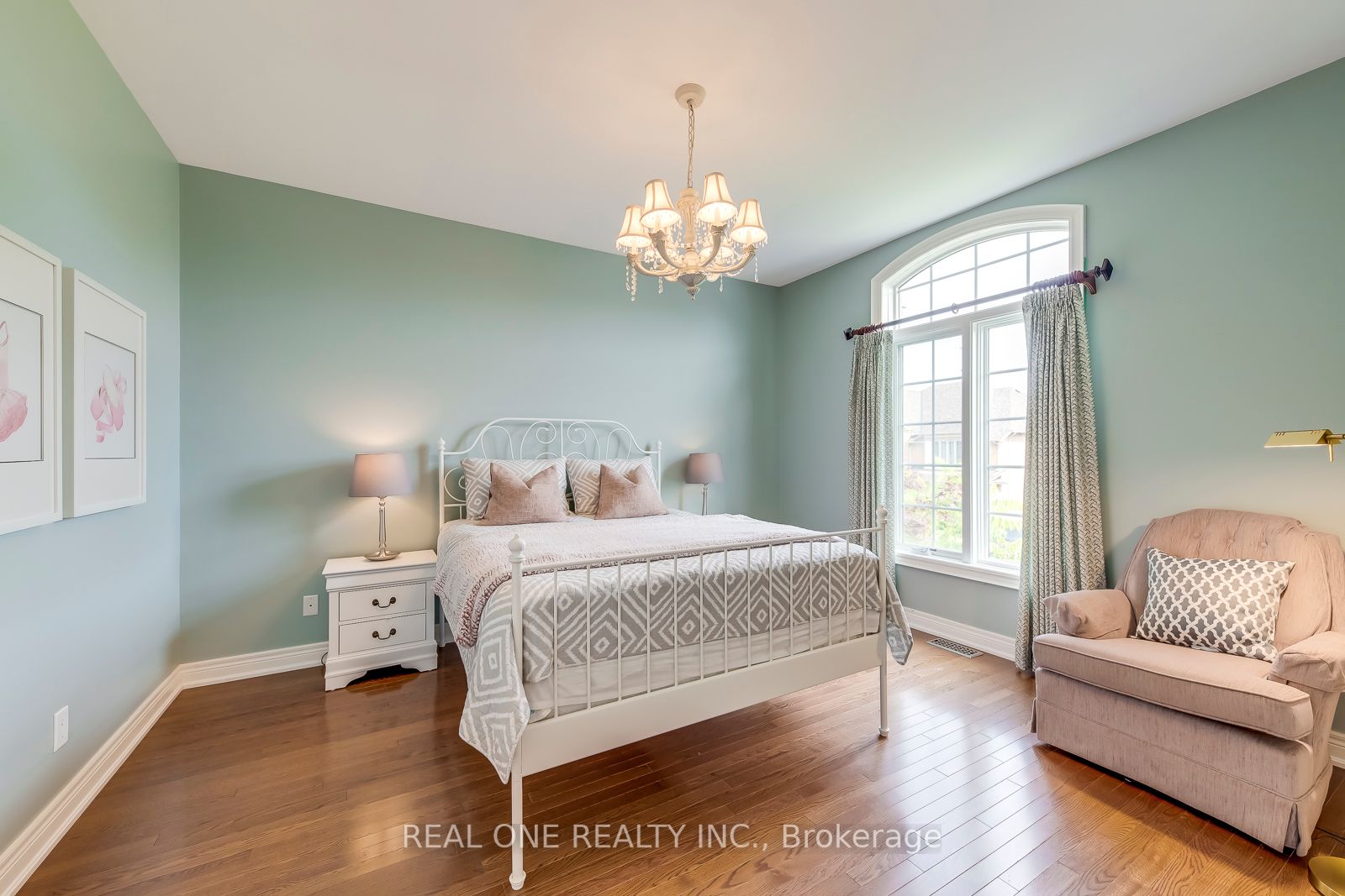 2242 Lyndhurst Dr