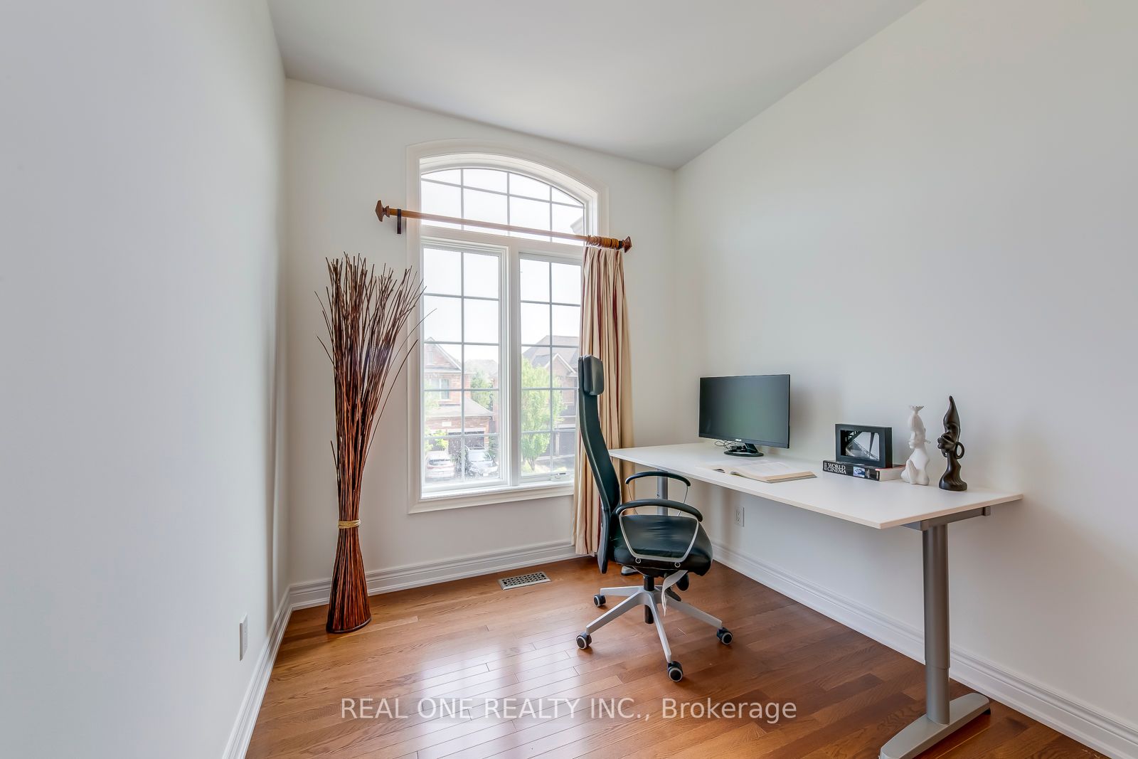 2242 Lyndhurst Dr