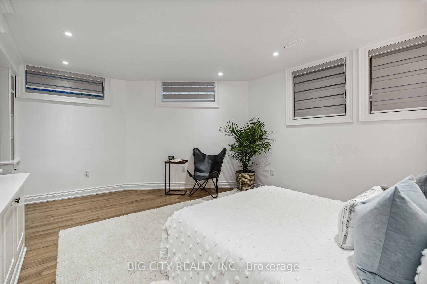 287 South Kingsway
