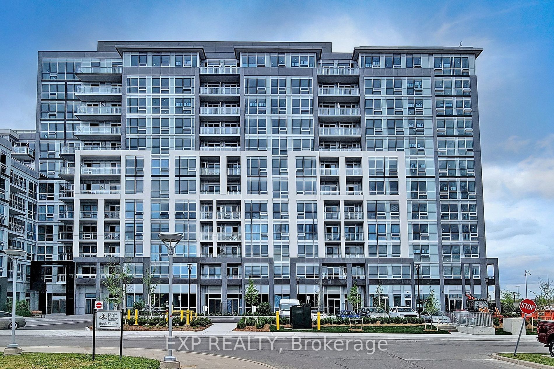 1050 Main St E, #806