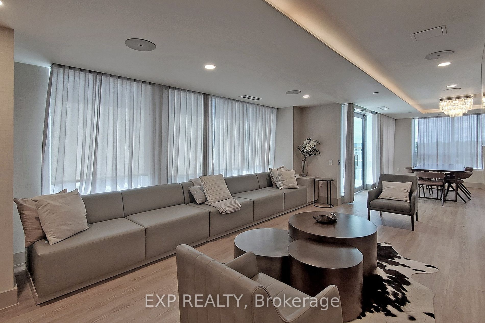 1050 Main St E, #806