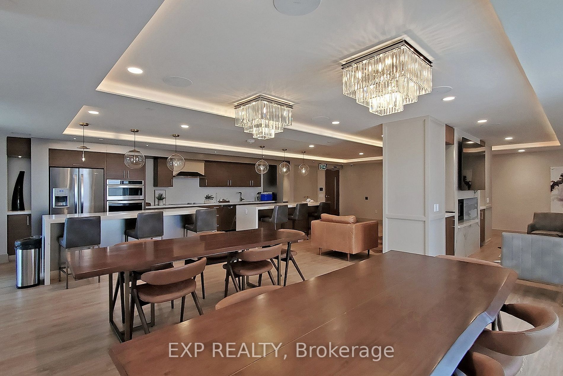 1050 Main St E, #806
