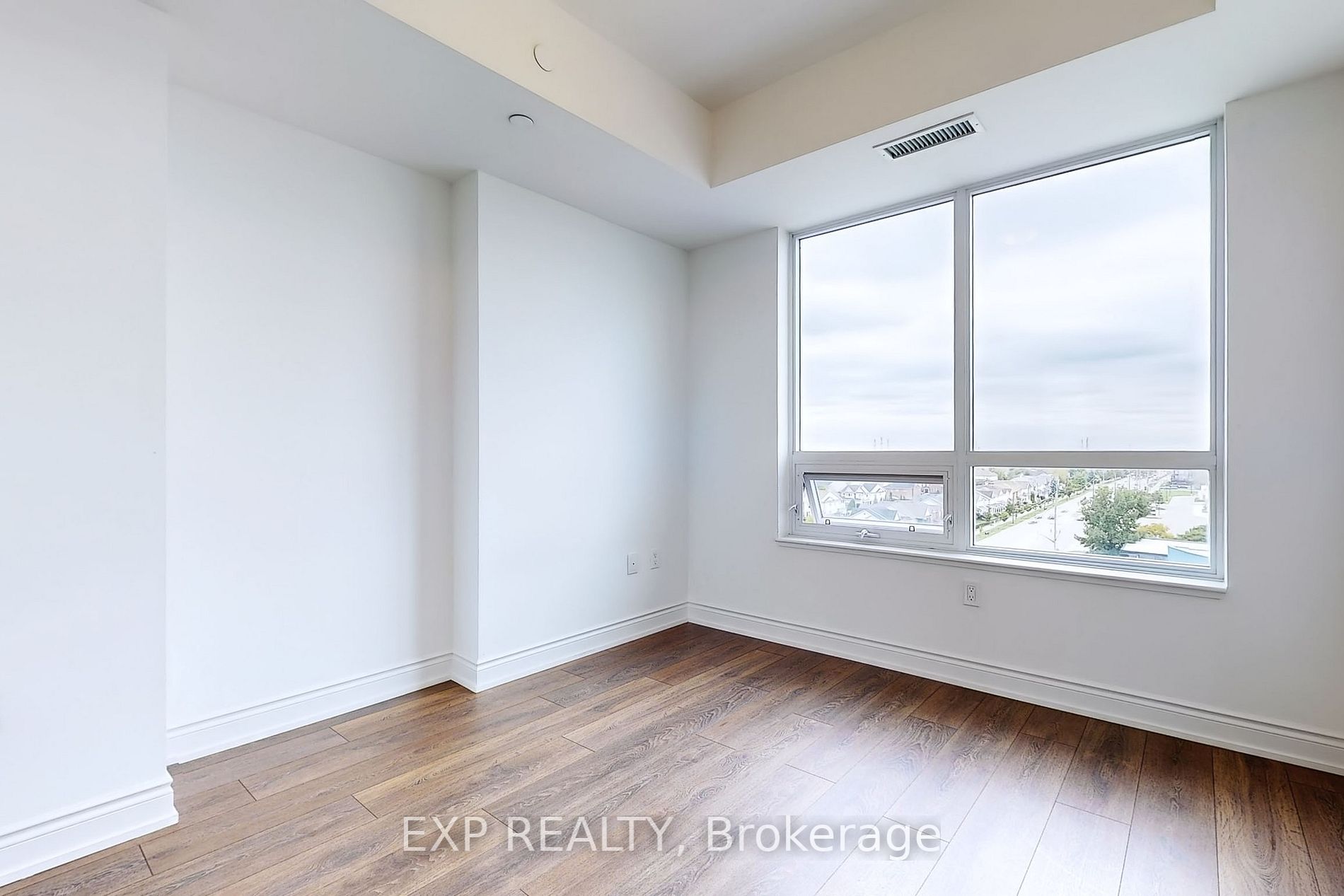 1050 Main St E, #806