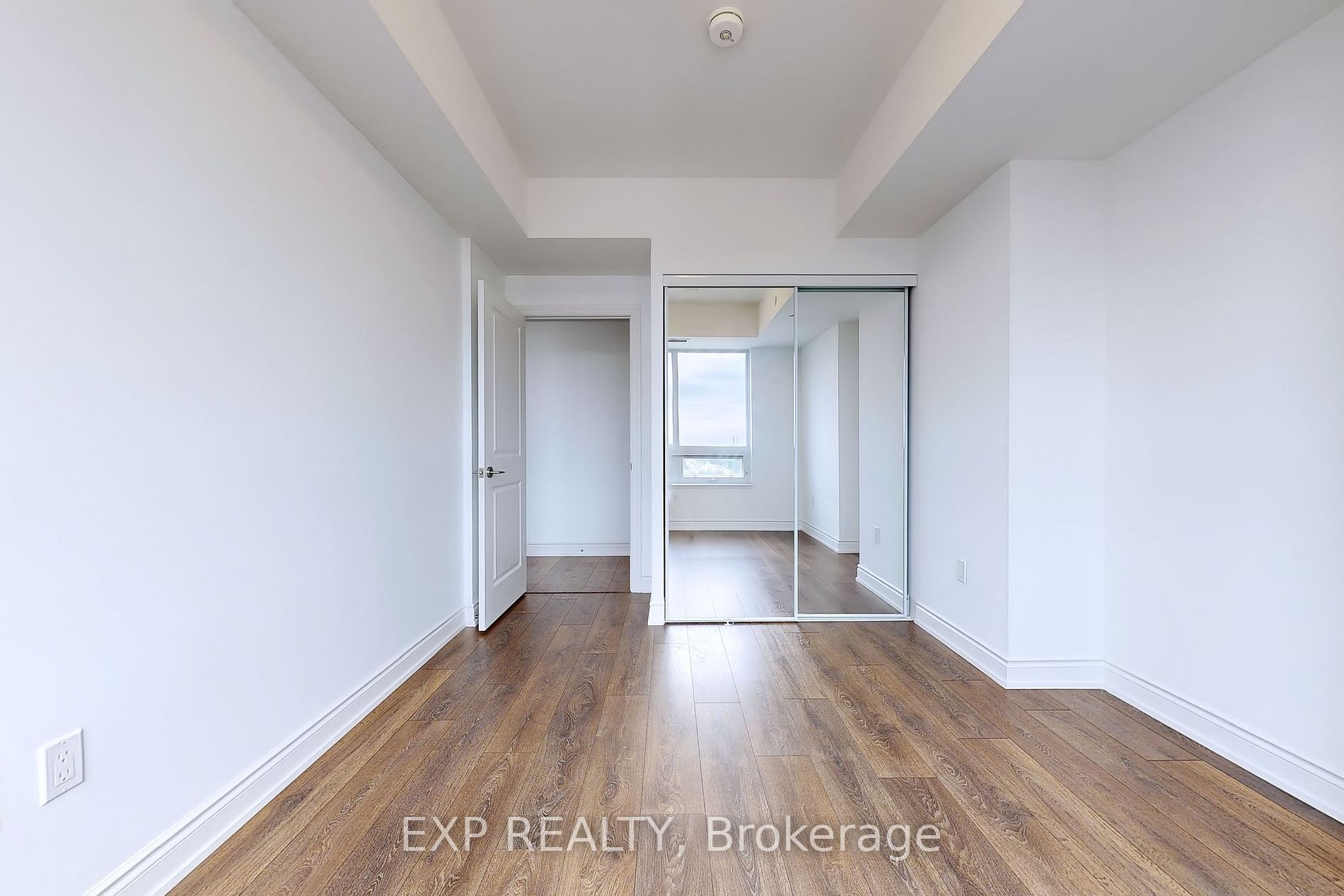 1050 Main St E, #806