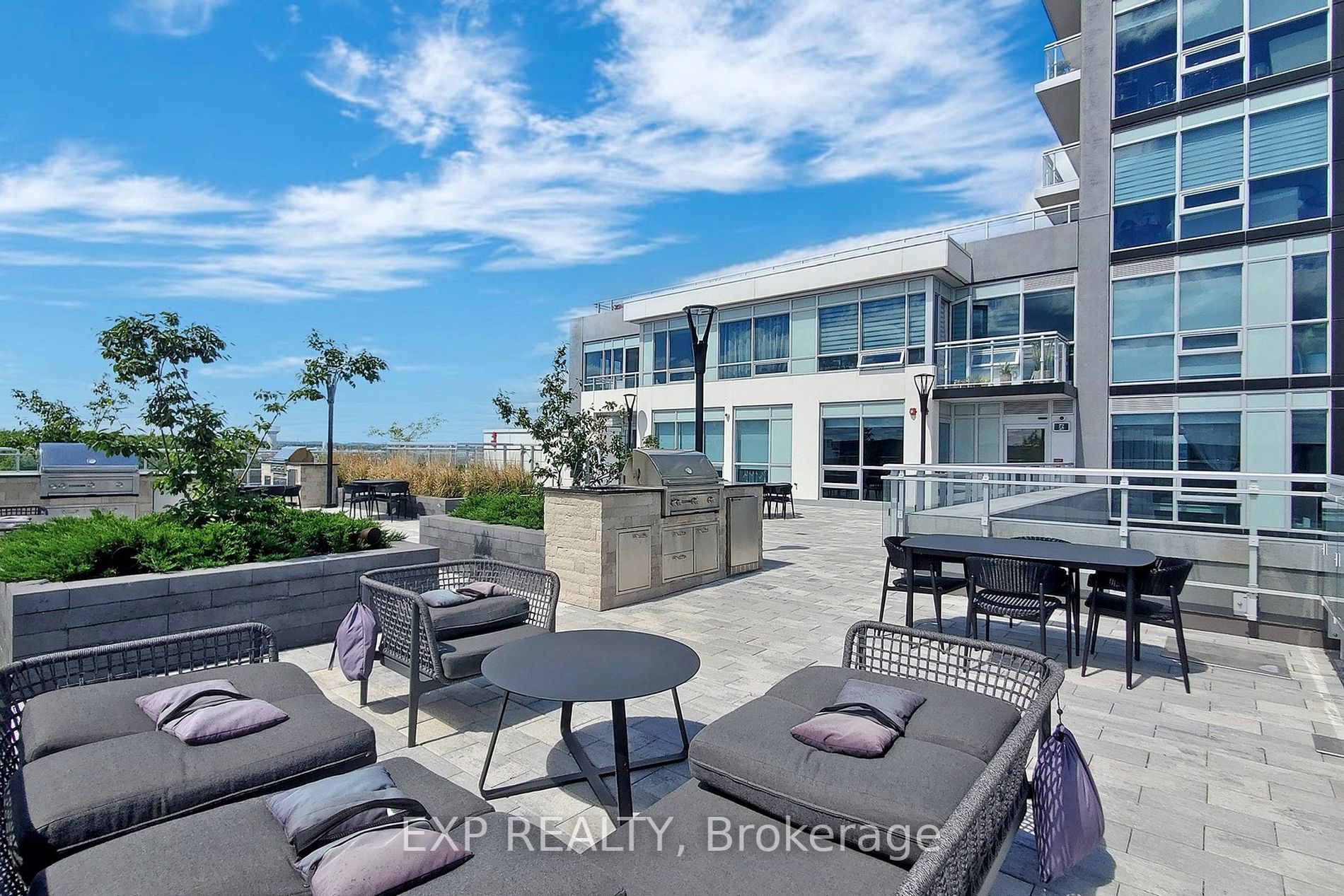 1050 Main St E, #806