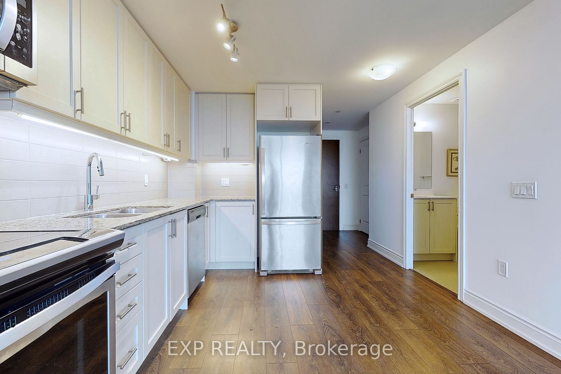 1050 Main St E, #806