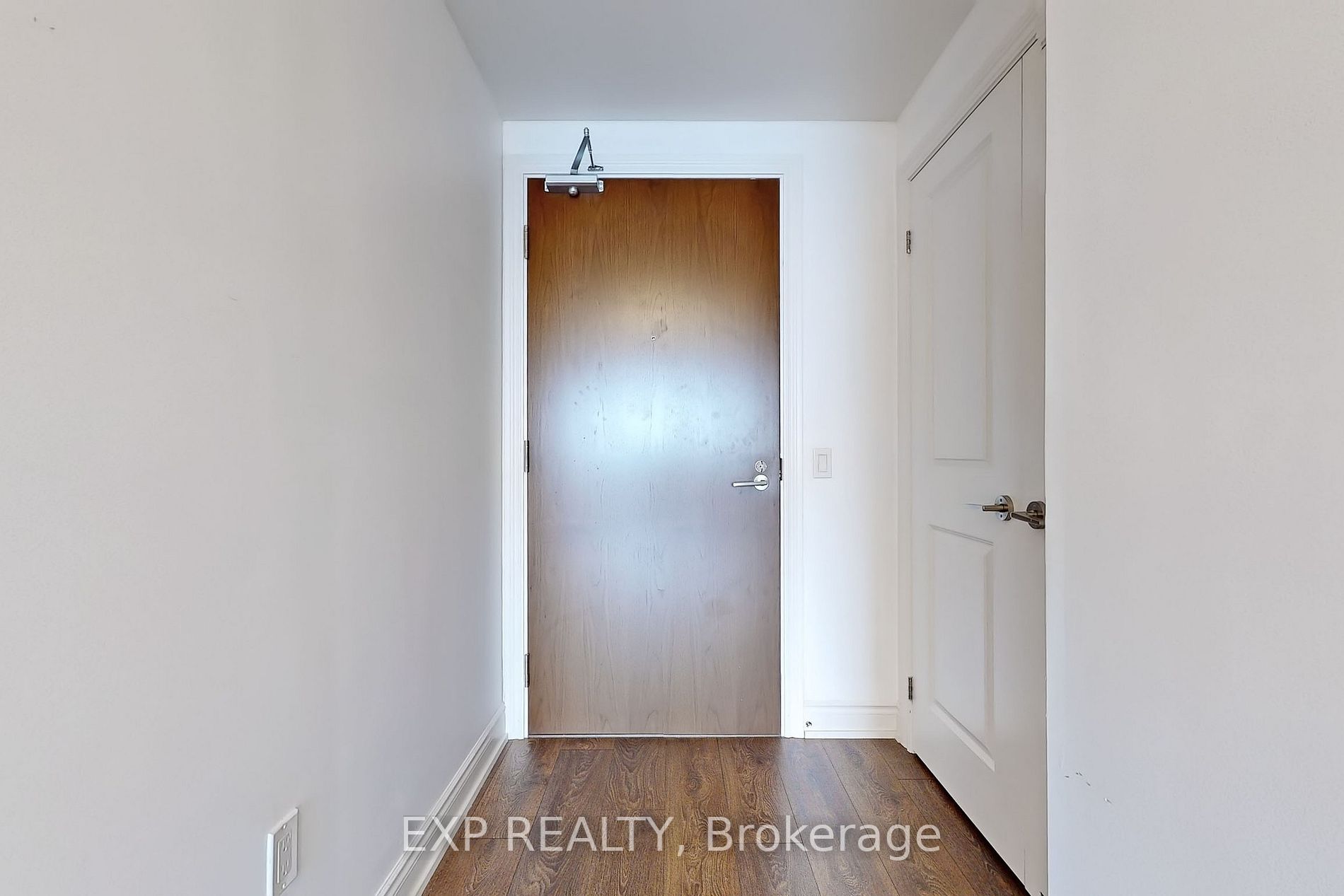 1050 Main St E, #806
