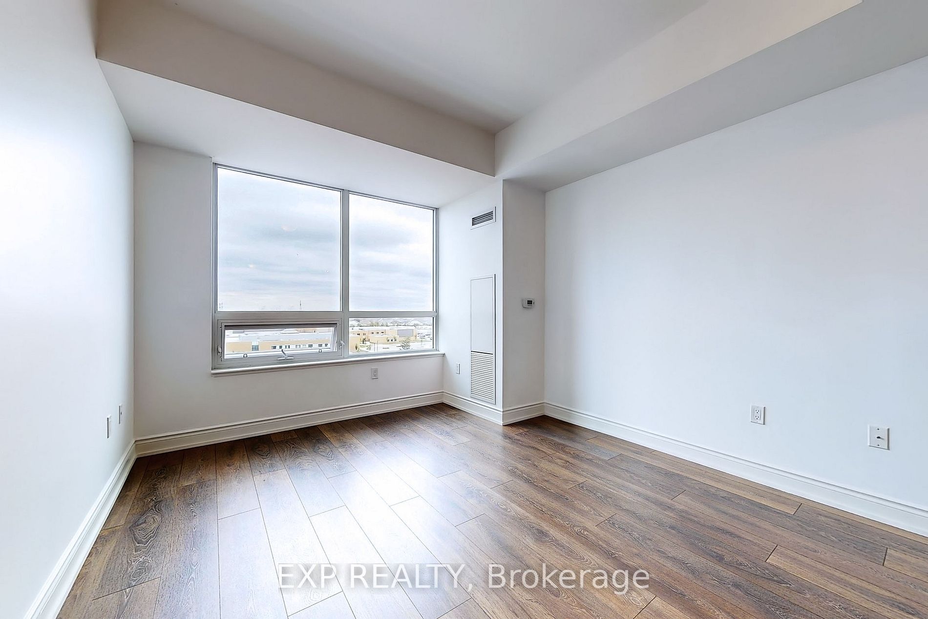 1050 Main St E, #806