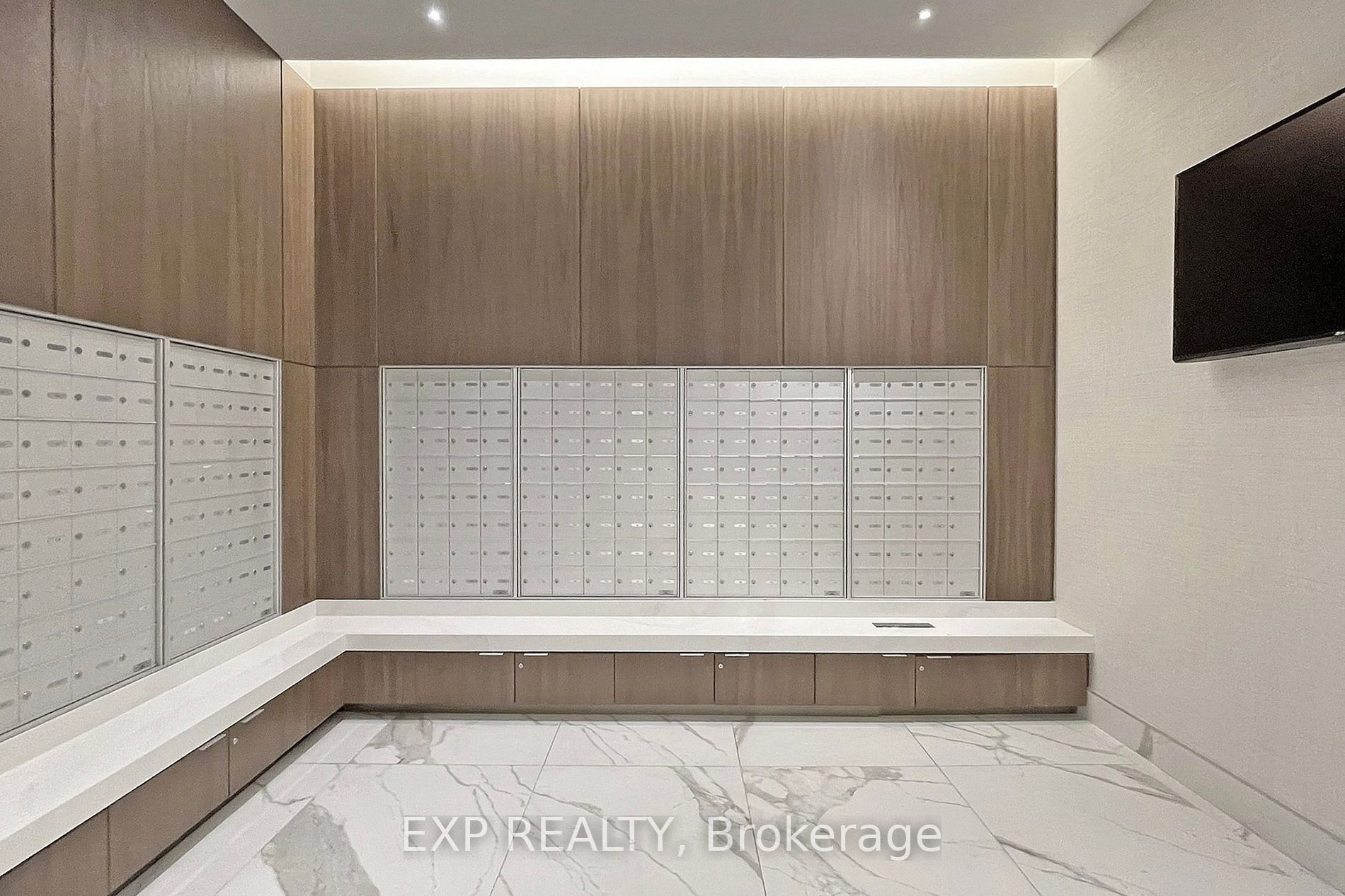 1050 Main St E, #806