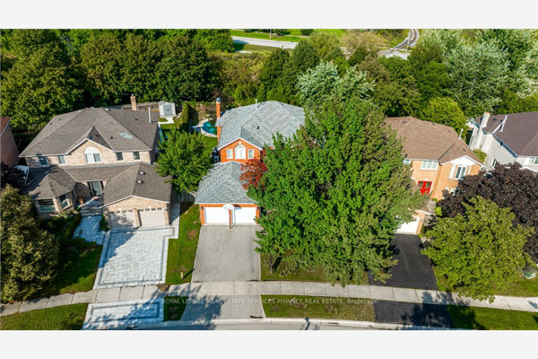 574 Blenheim Cres