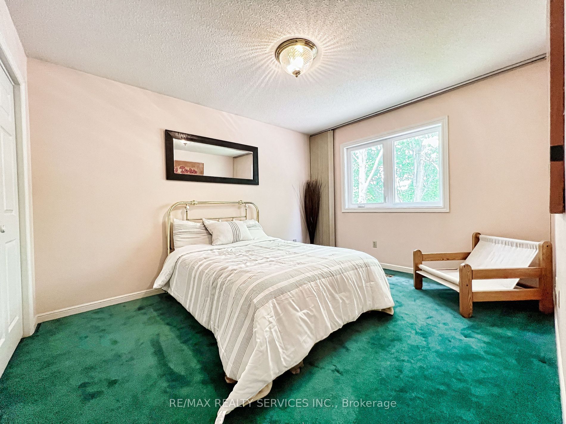 6 Broomfield Crt