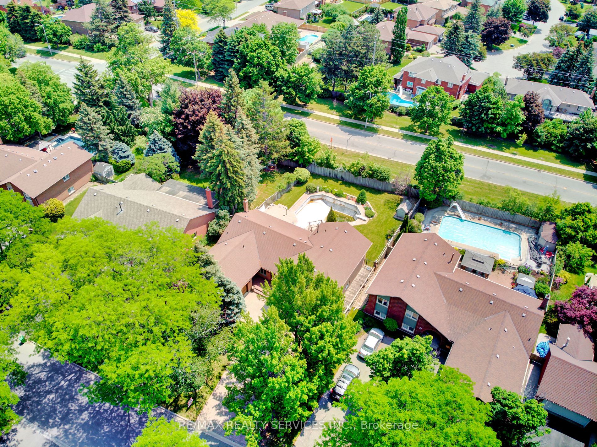 6 Broomfield Crt