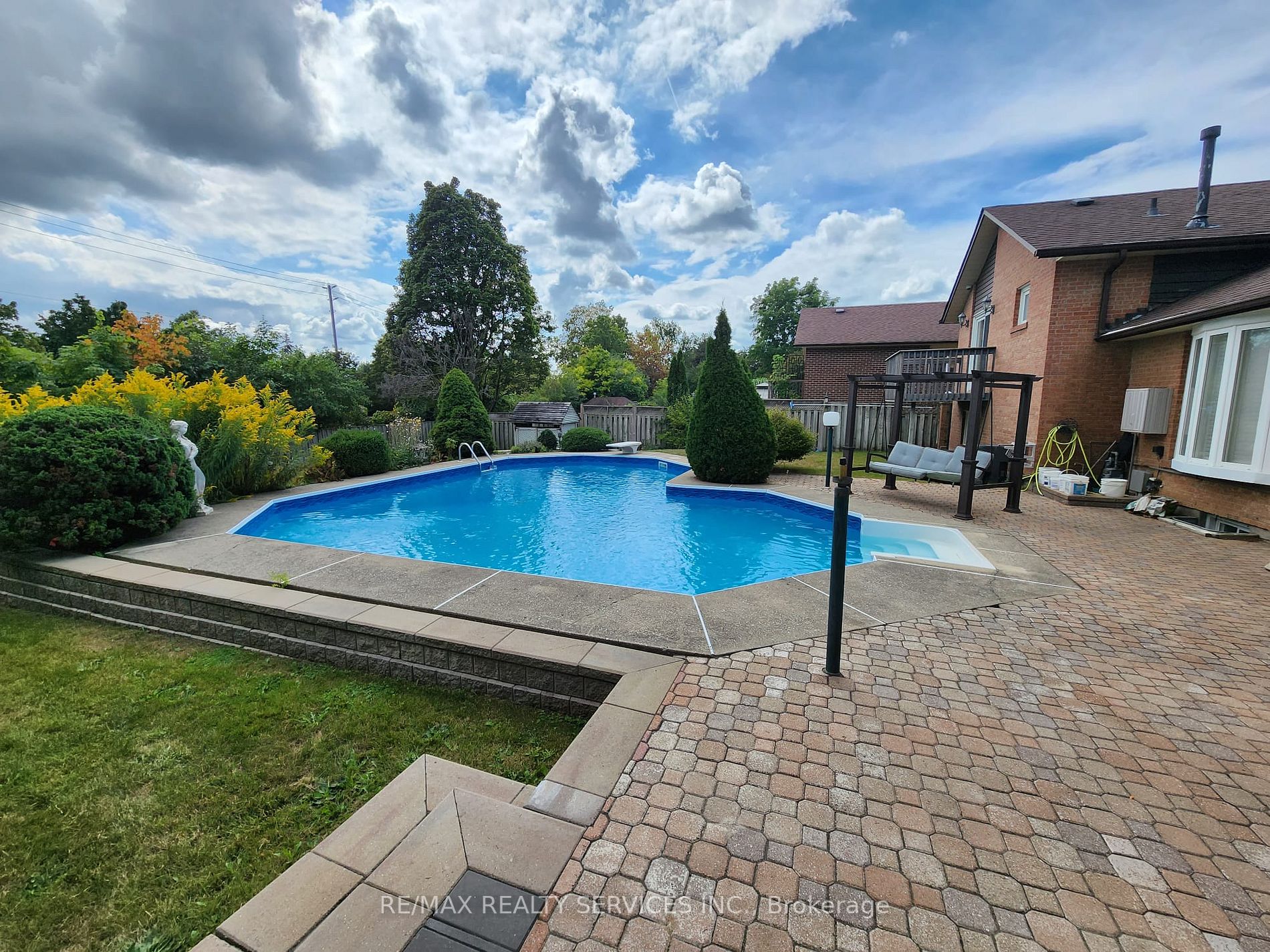 6 Broomfield Crt