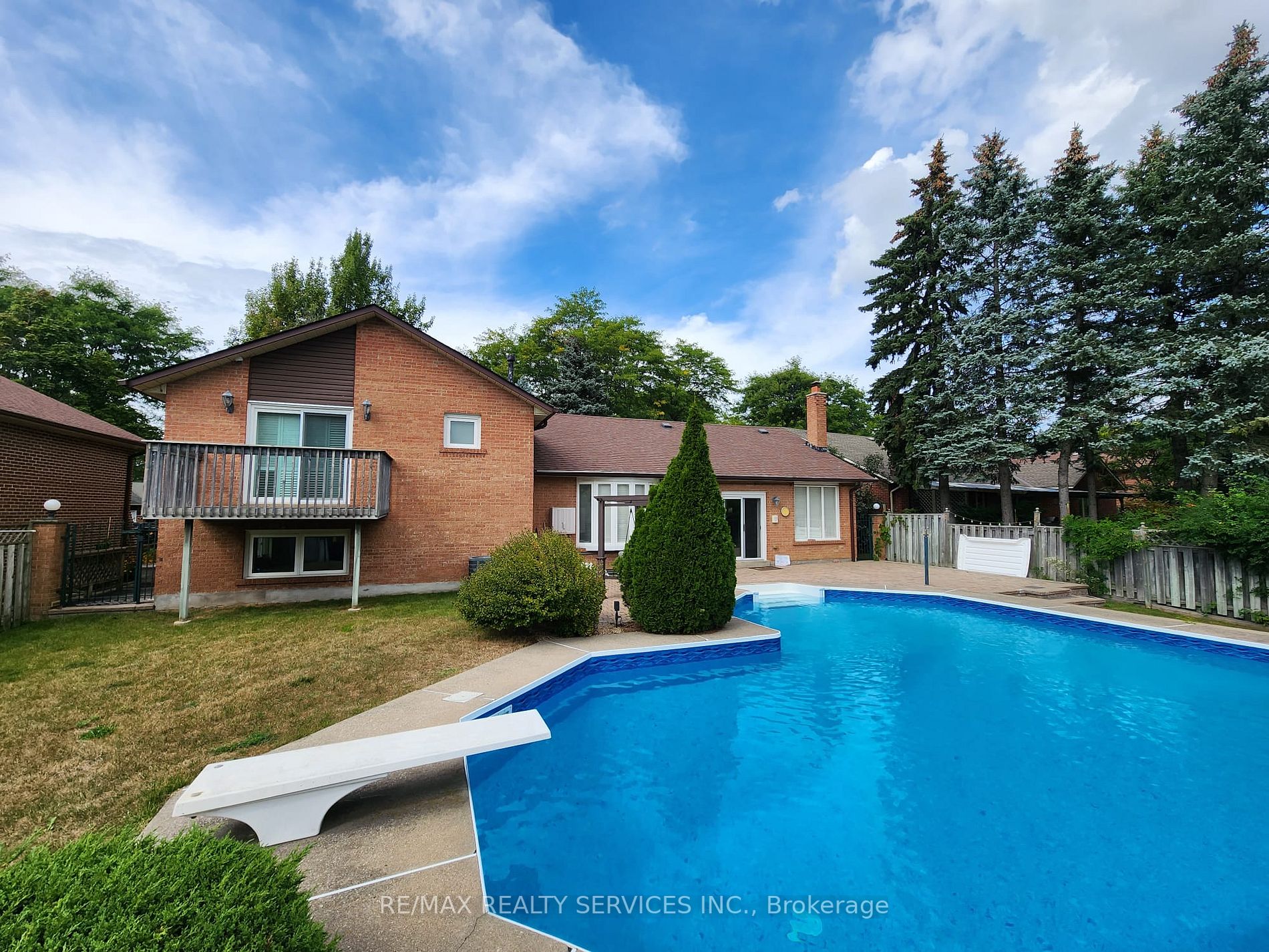6 Broomfield Crt