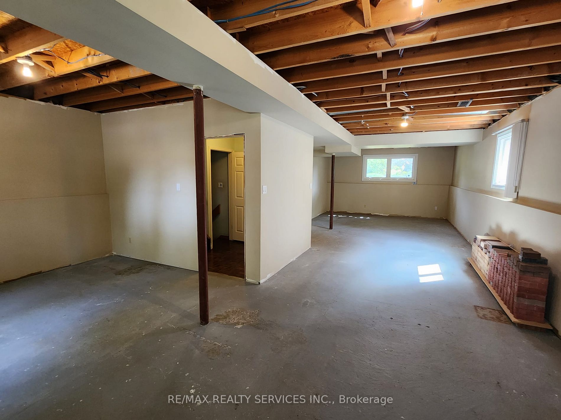 6 Broomfield Crt