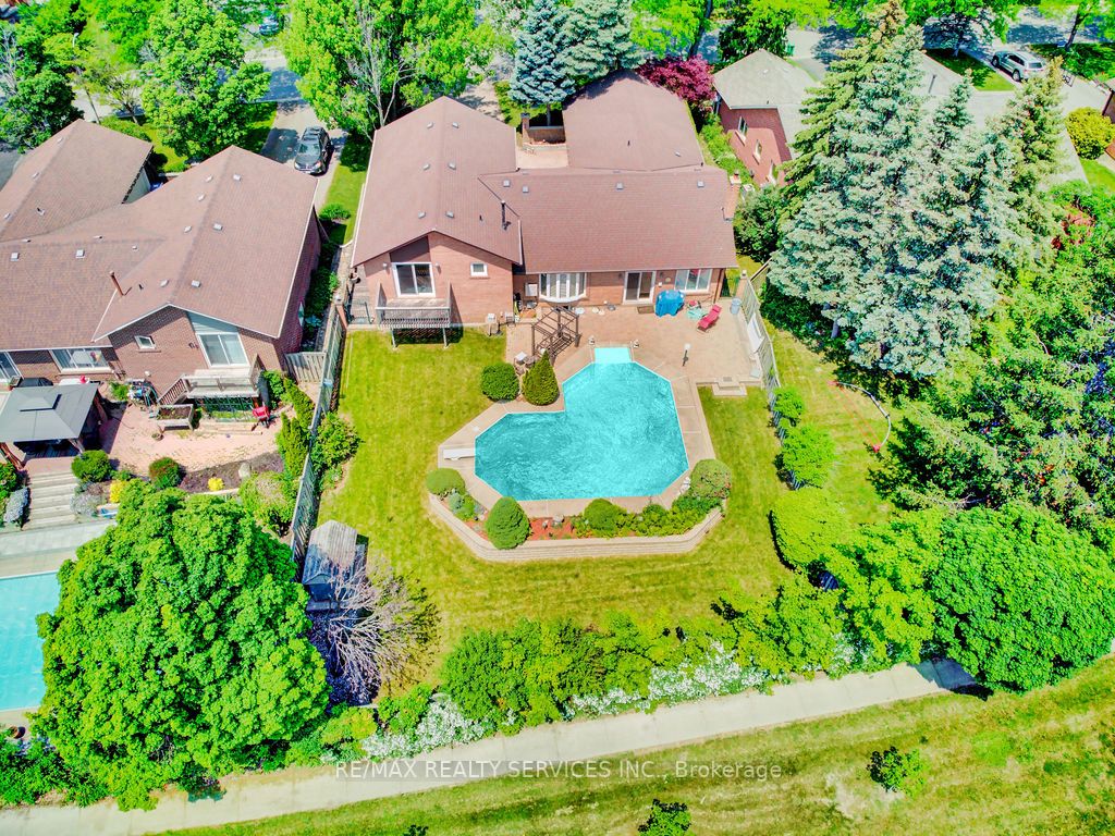 6 Broomfield Crt
