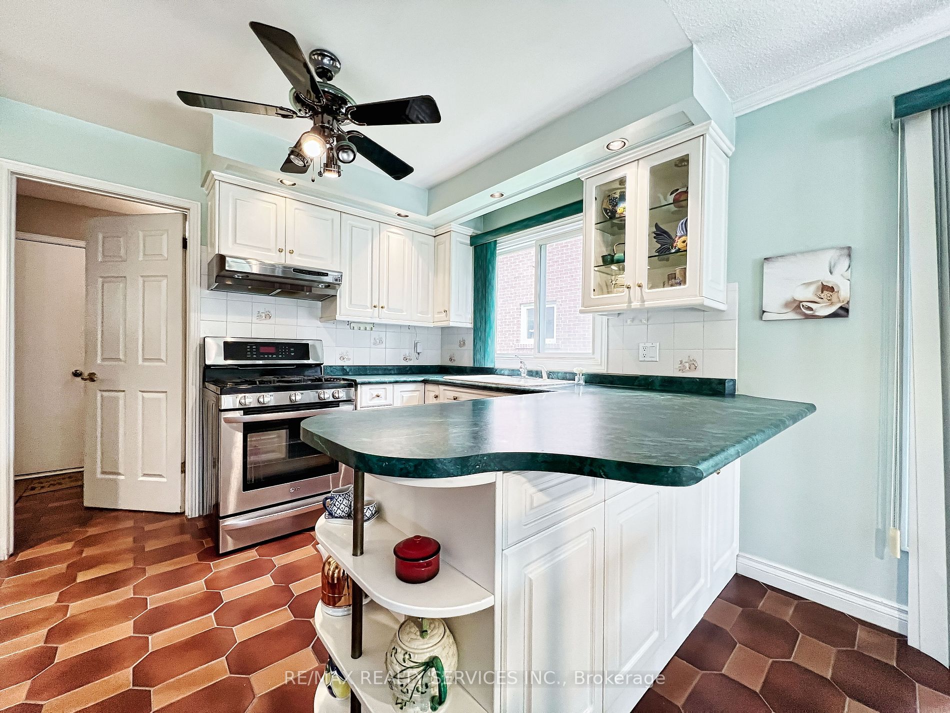 6 Broomfield Crt