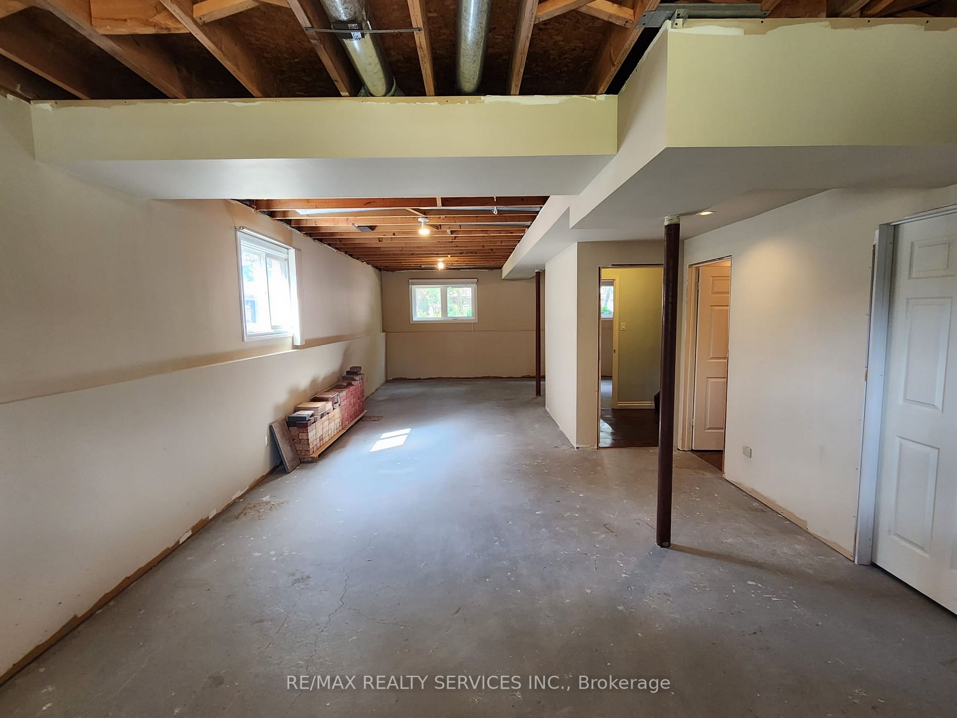 6 Broomfield Crt