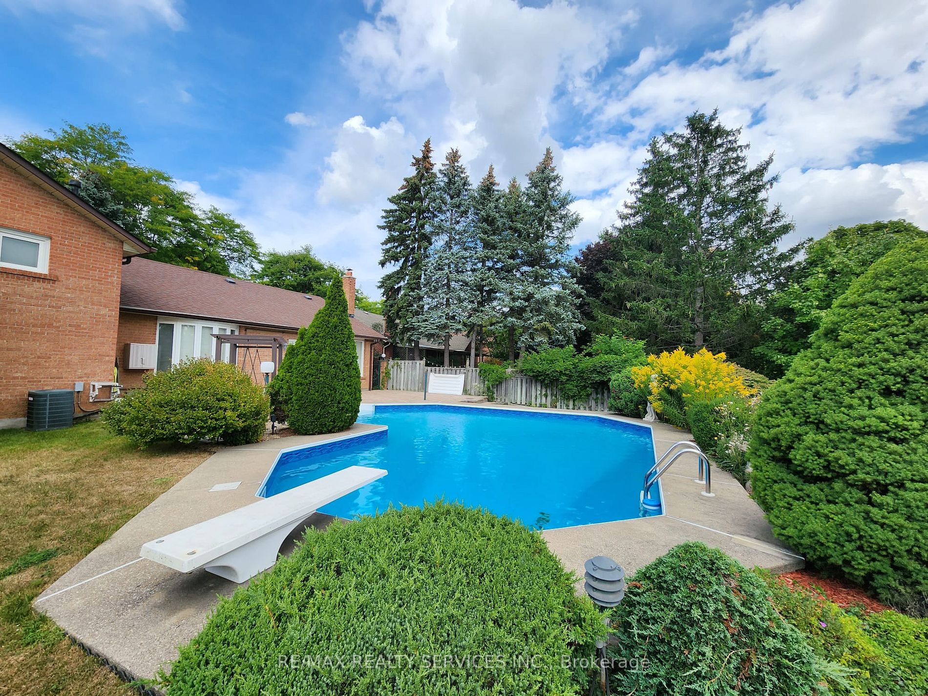 6 Broomfield Crt
