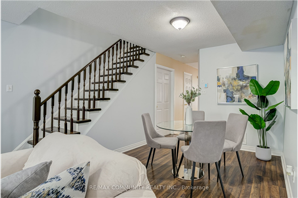 2B Lippincott St E, Toronto