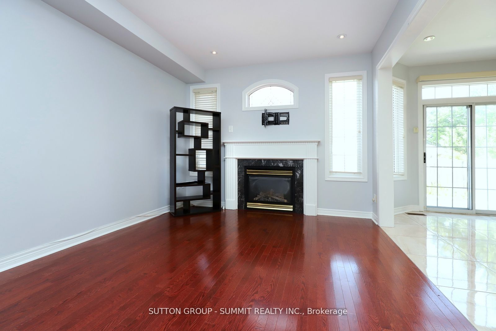 1087 Abbott St, #Upper