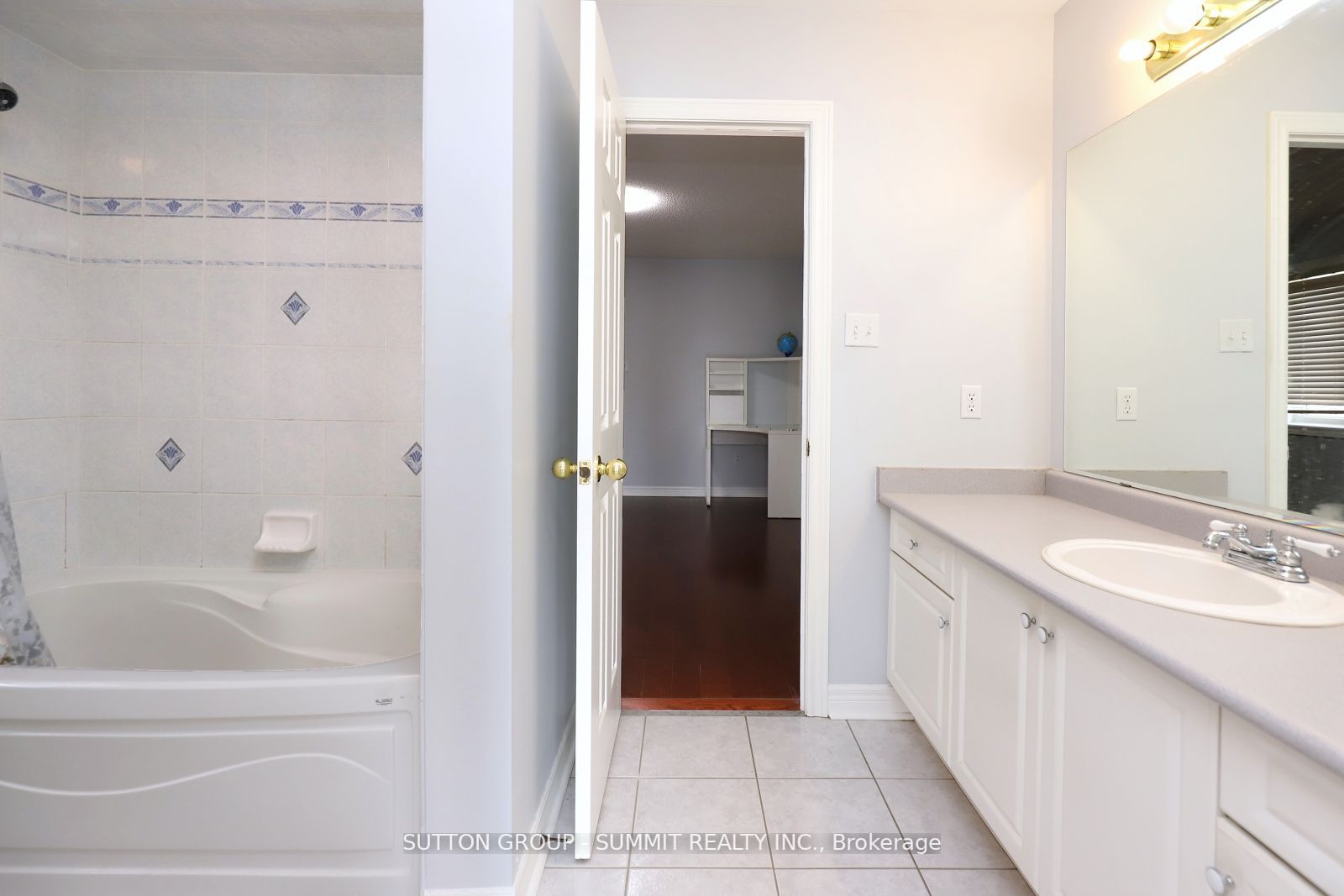 1087 Abbott St, #Upper