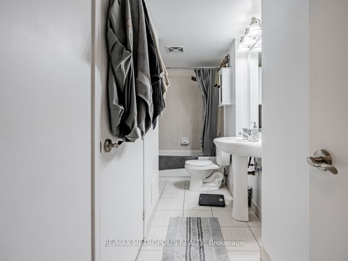 60 Heintzman St, #1812