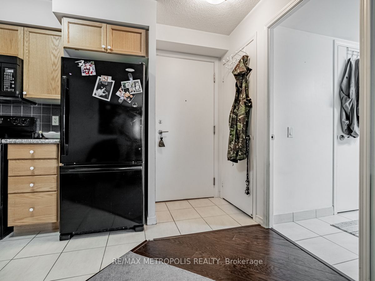 60 Heintzman St, #1812