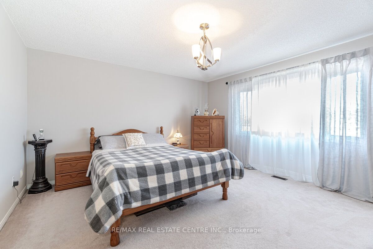 1193 Foxglove Pl