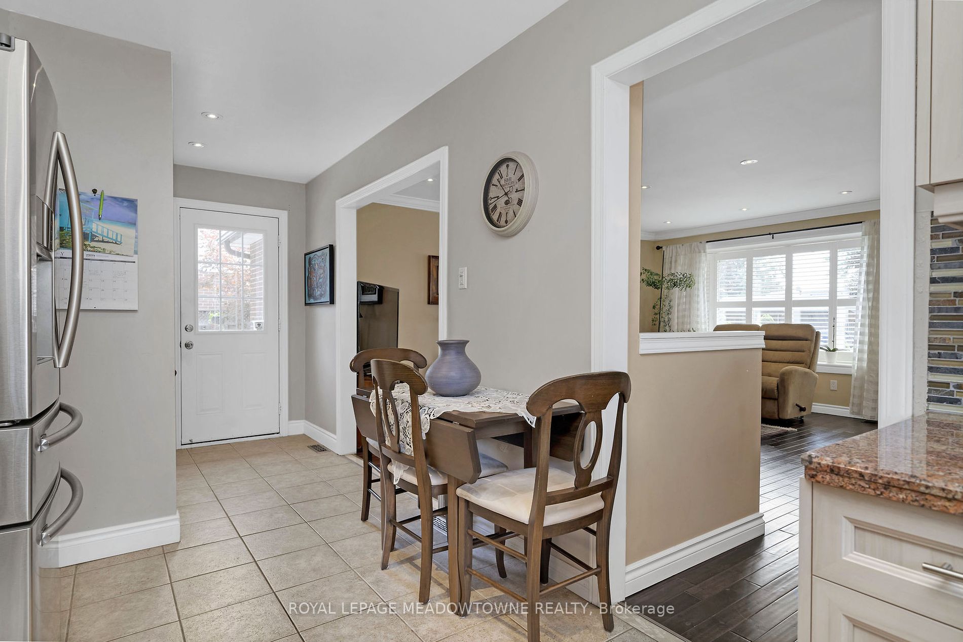 787 Applewood Crescent