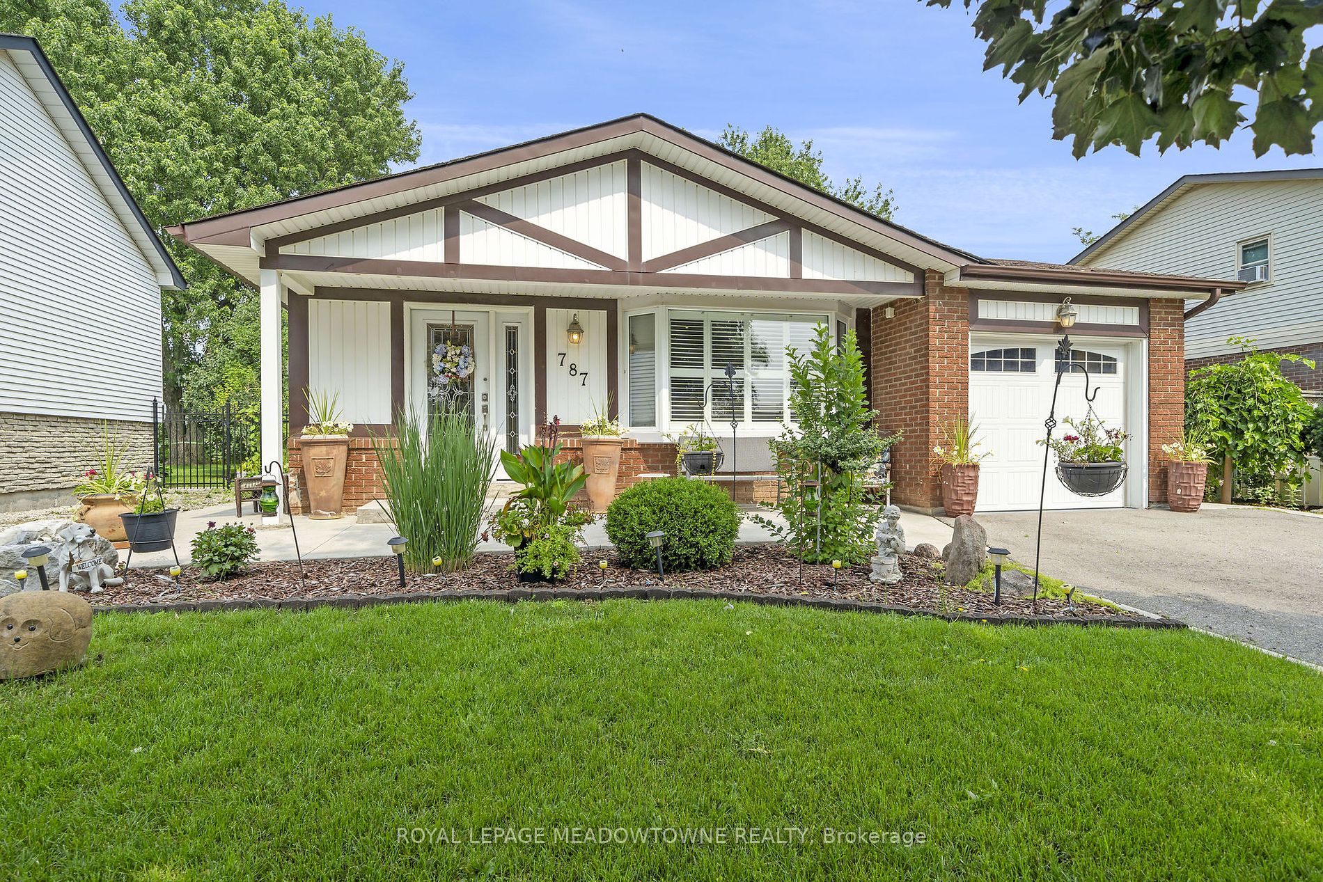 787 Applewood Crescent