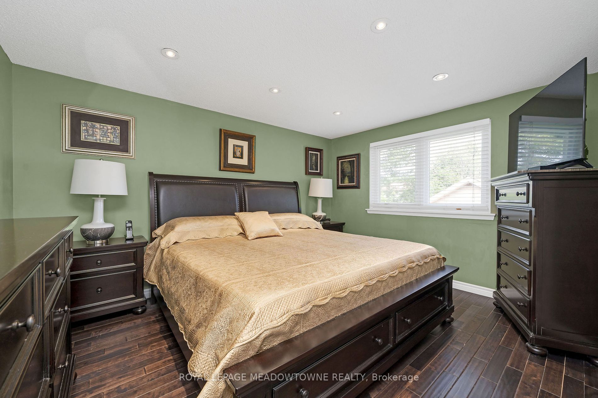 787 Applewood Crescent